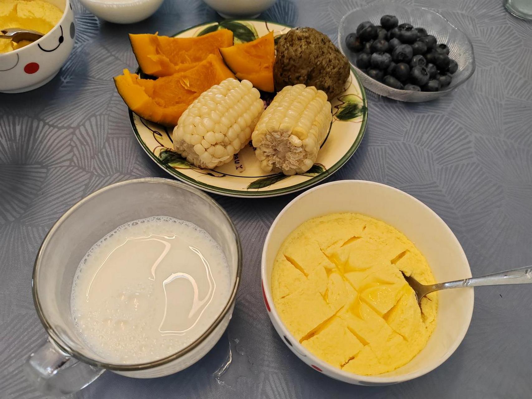 今日早餐: 纯奶,蒸鸡蛋,南瓜,玉米,地瓜叶窝窝早餐打卡