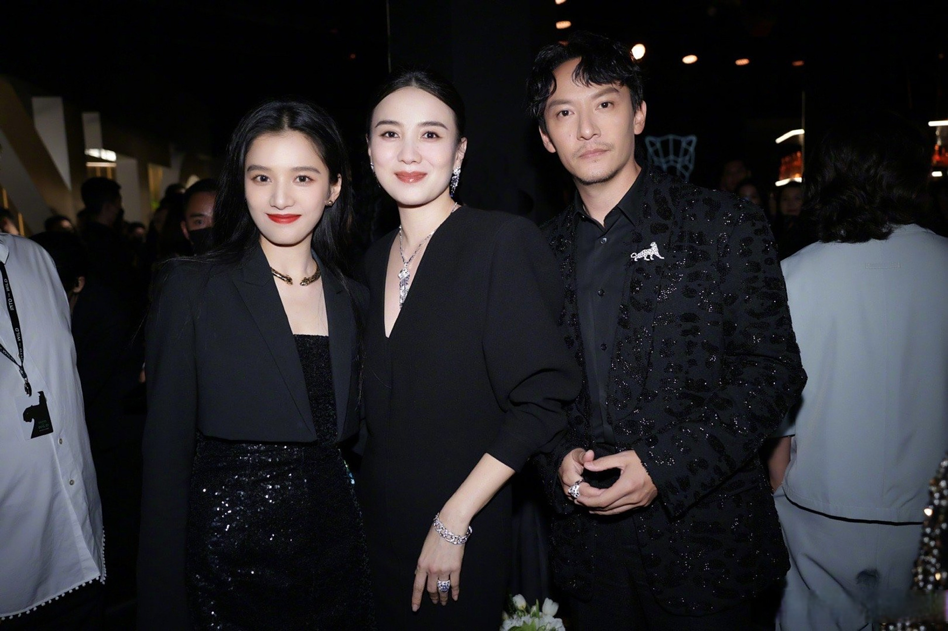 宋佳自称全演艺界最爱合影的人# 演员@演员宋佳 晒昨晚晚宴活动照,和