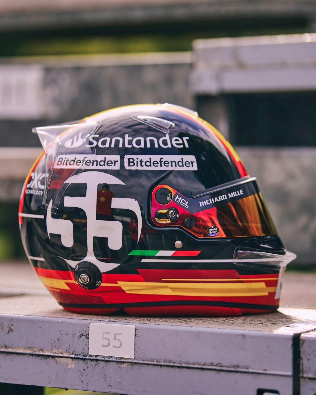 2023f1意大利蒙扎法拉利车手主场头盔.