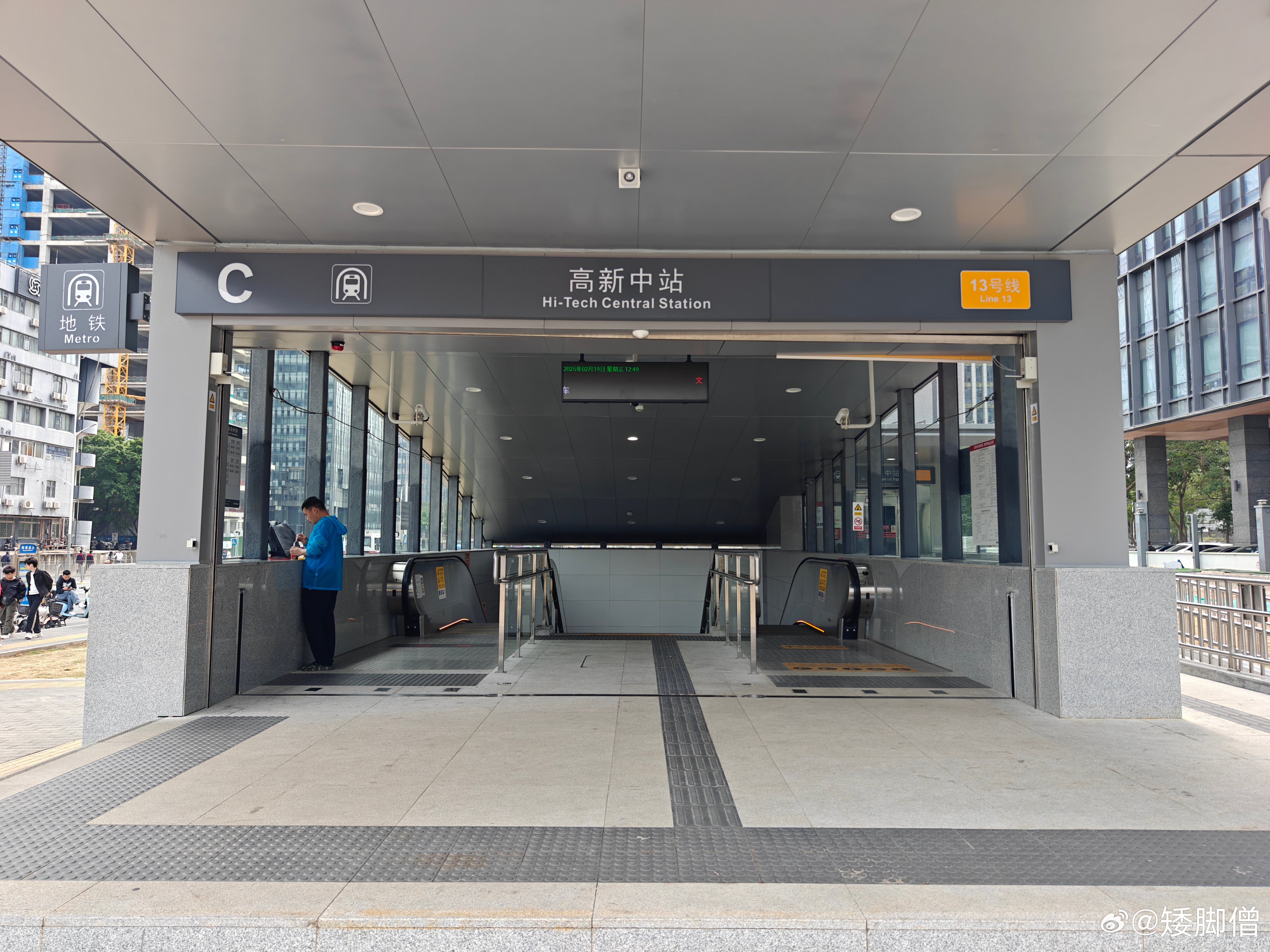 今天坐深圳地铁13号线,体验超棒.人少又舒适,港铁运营确实有一套