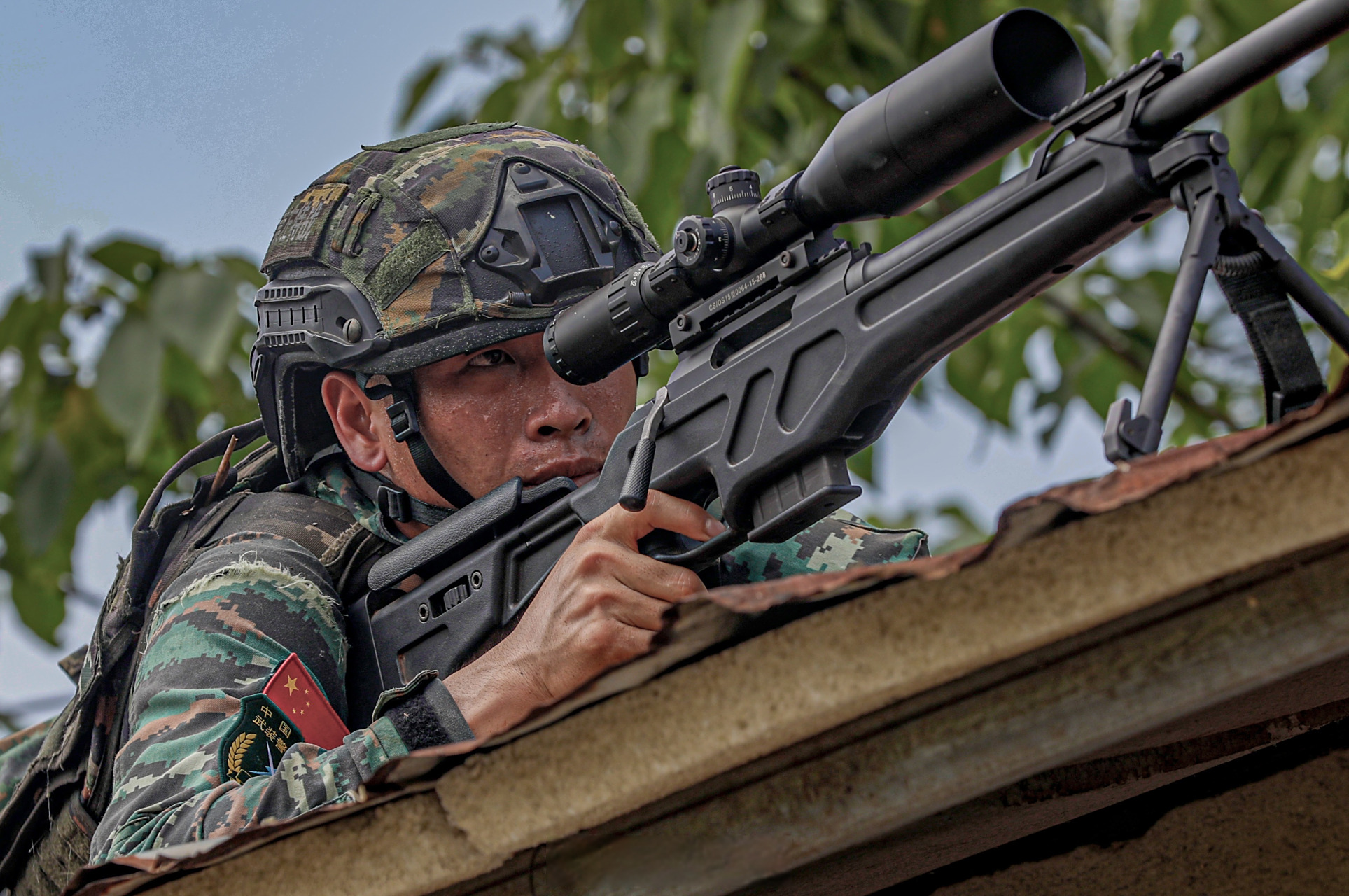 [威武]】近日,武警广西总队机动支队组织特战队员开展山林地捕歼战斗