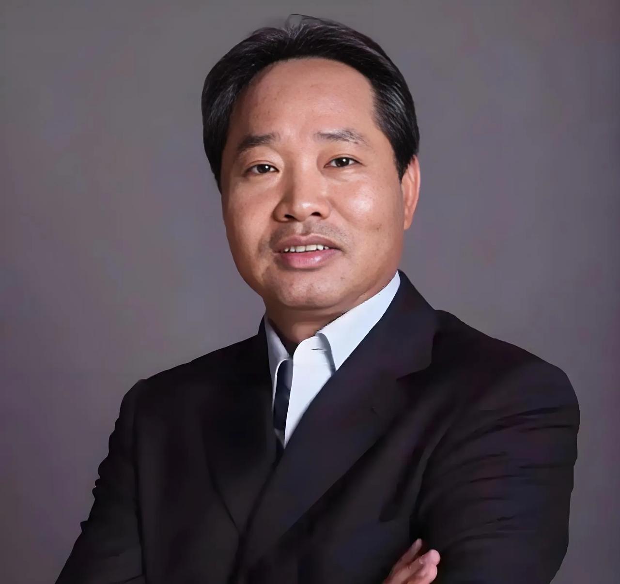 早年经历   陈华1966年出生于广东省吴川市吴阳镇蛤