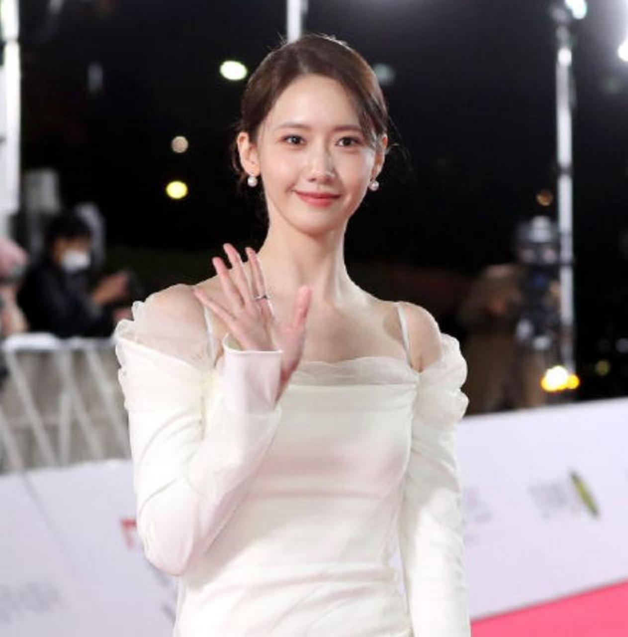 林允儿凭借电影《奇迹》入围青龙奖影后,最终被老牌女星文素利击败
