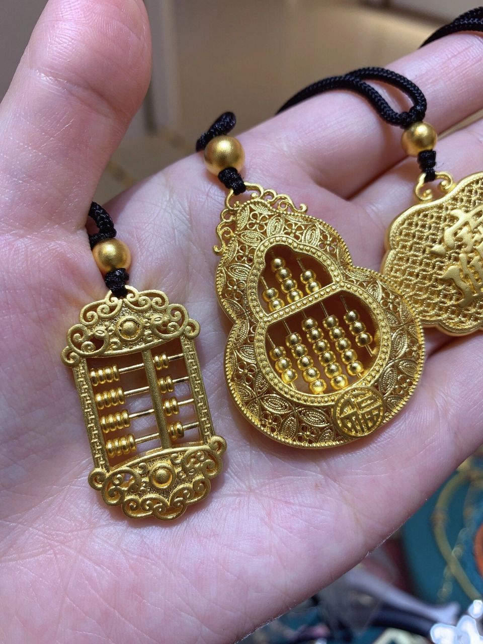 "算盘一响,黄金万两"——招财纳福是金算盘吊坠的重要寓意之一.2.