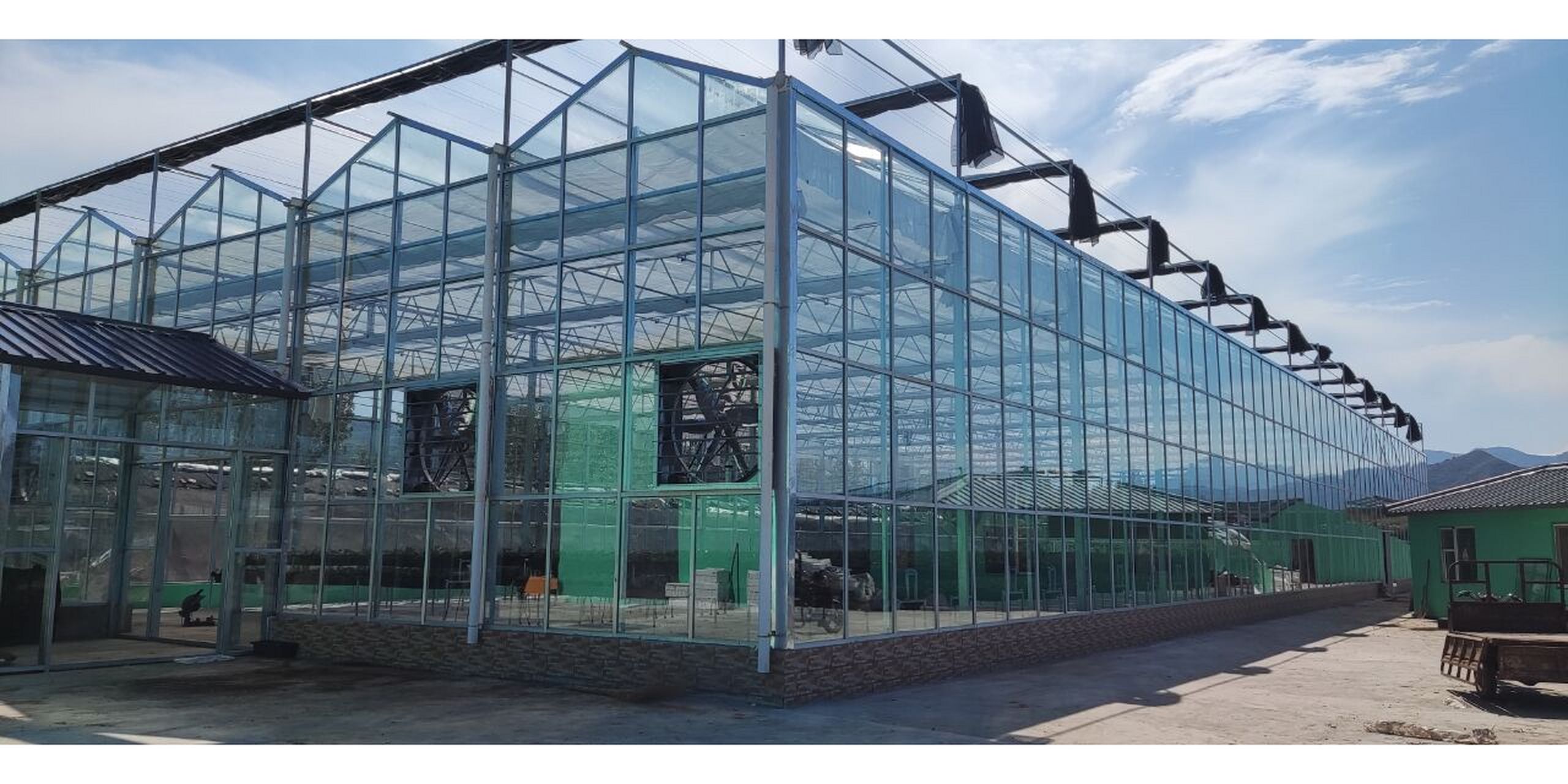 包括塑料大棚,玻璃大棚等等,不同的大棚决定了我们搭建大棚的方法不同