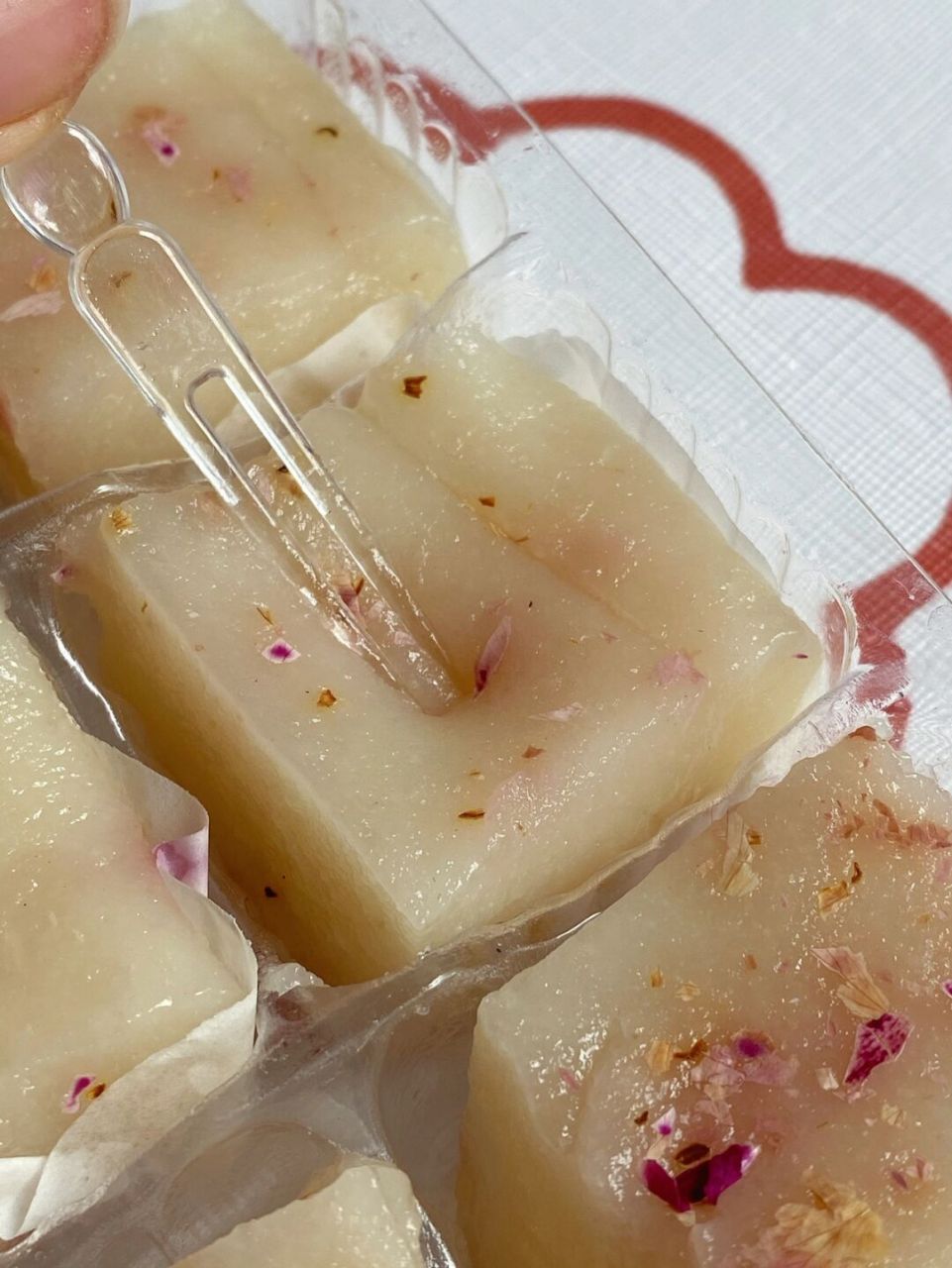 这个糯米糖糕上面是玫瑰花瓣 就是小时候吃的米糕的口感 很清爽的感觉