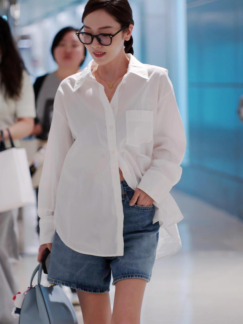 郑秀妍今日私服,白色衬衫搭配牛仔短裤,再戴一个黑框眼镜,这钓系姐感!