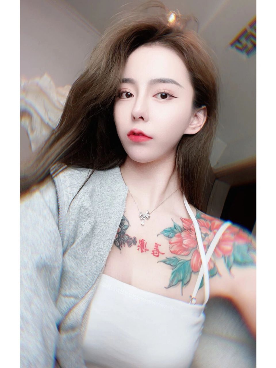 女生纹身 肩膀纹身 花纹身 彩色纹身