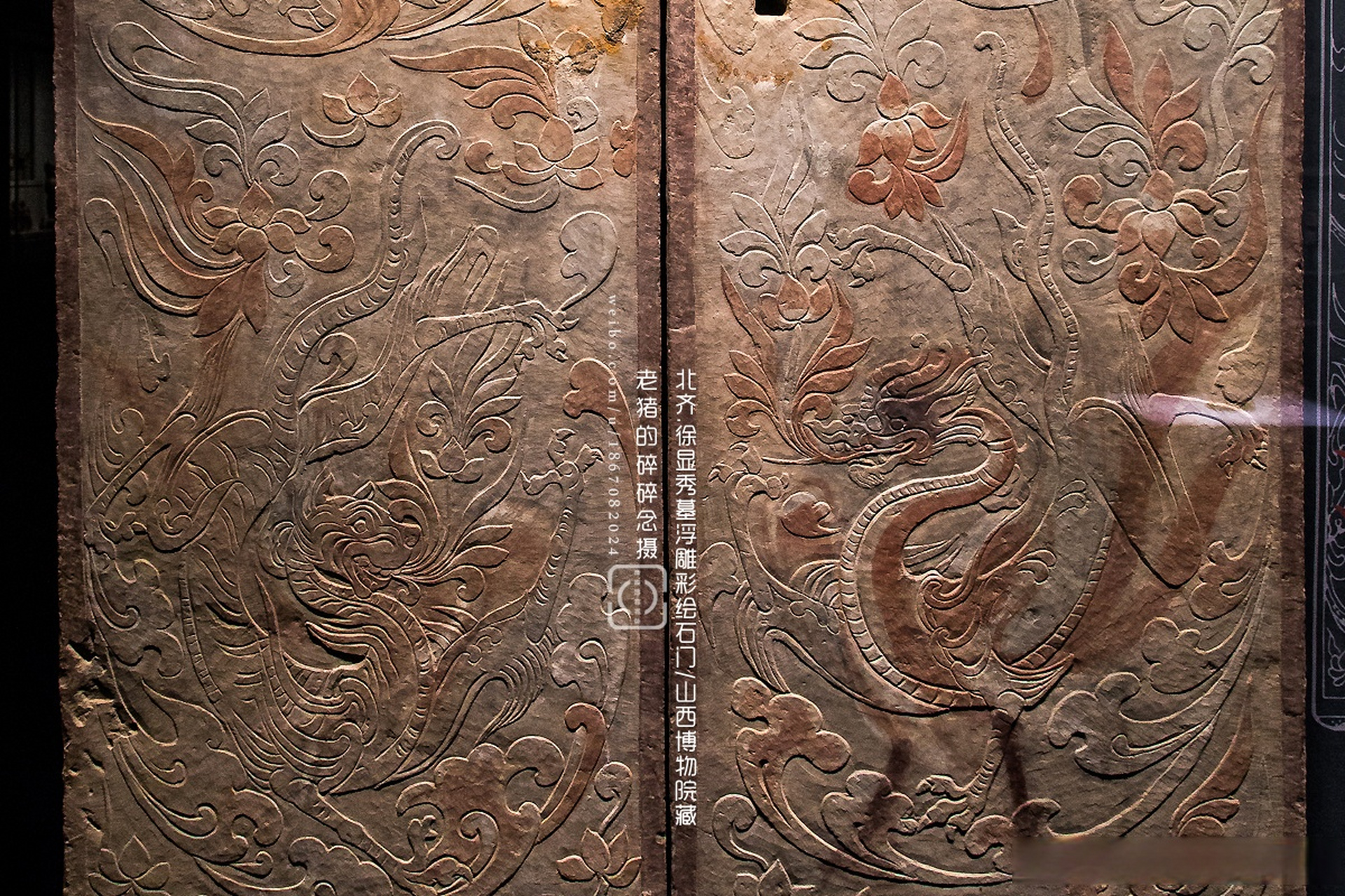 来自北齐,徐显秀墓浮雕彩绘的一对石门.