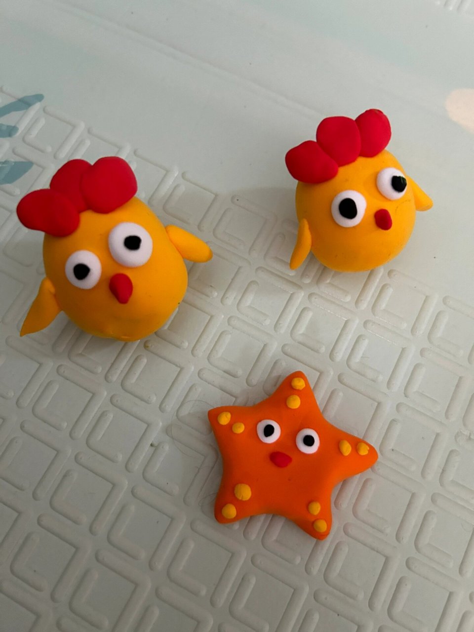 捏各种小动物难得有这么专注的时候,简单的橡皮泥捏起来也不费事,有了