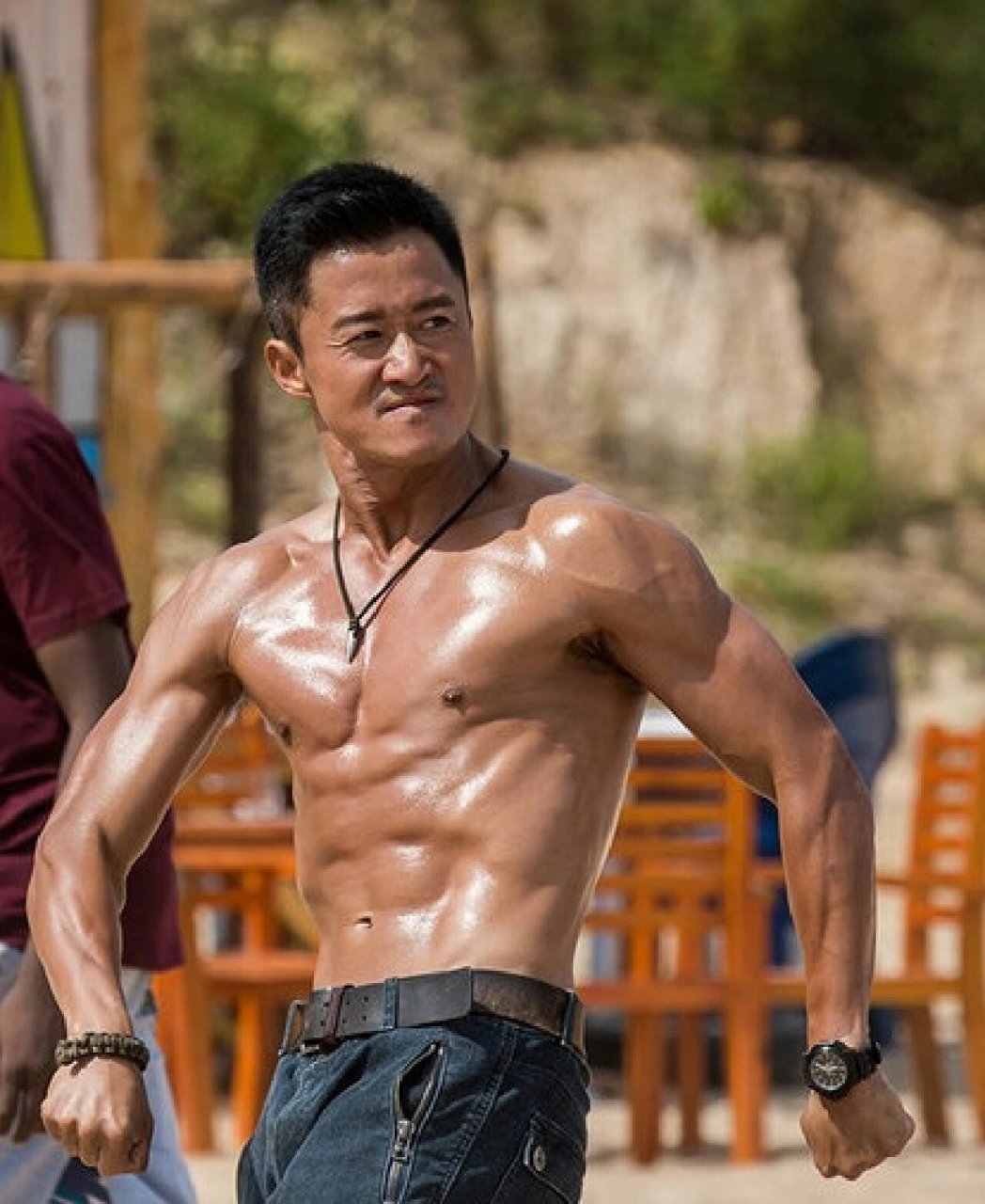 吴京当年也是全国武术冠军,这肌肉看着真香 京哥年轻时一副娃娃脸,奶