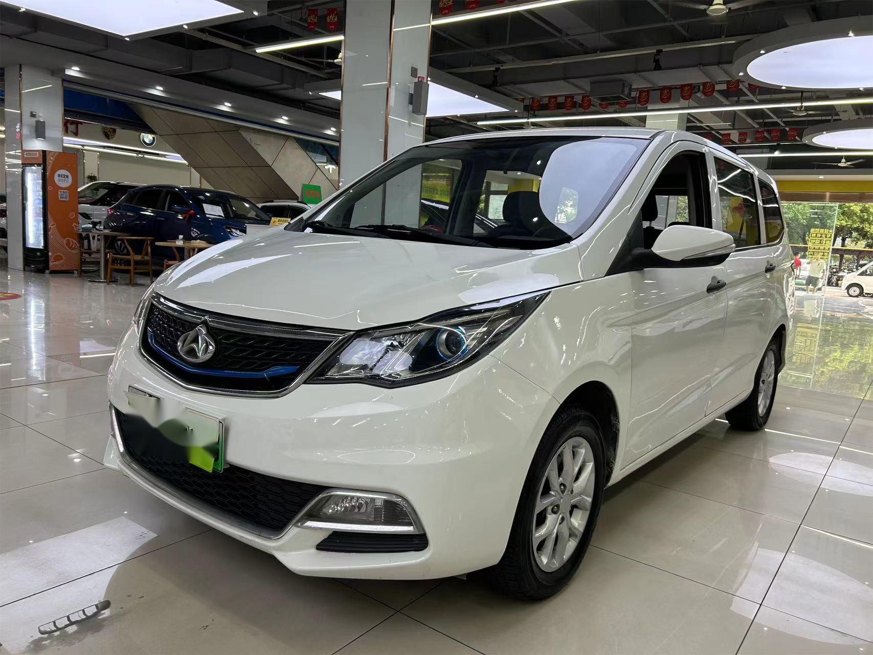 新到长安欧尚a500,18年12月底上牌,纯电续航305公里,续航扎实,5门5座