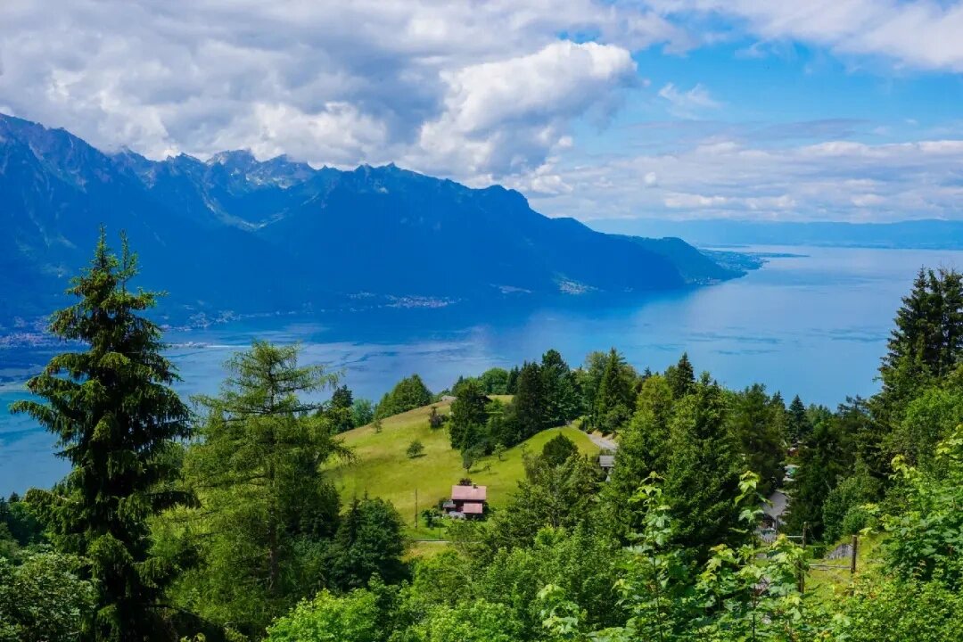 瑞士9893莱芒湖 日内瓦湖(法方称莱芒湖)是阿尔卑斯湖群中最大的