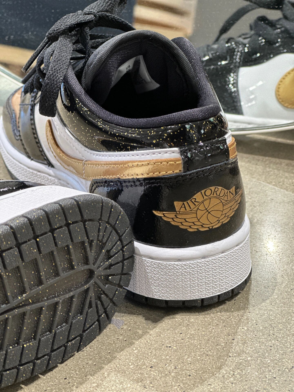 aj1黑金漆皮上脚图图片