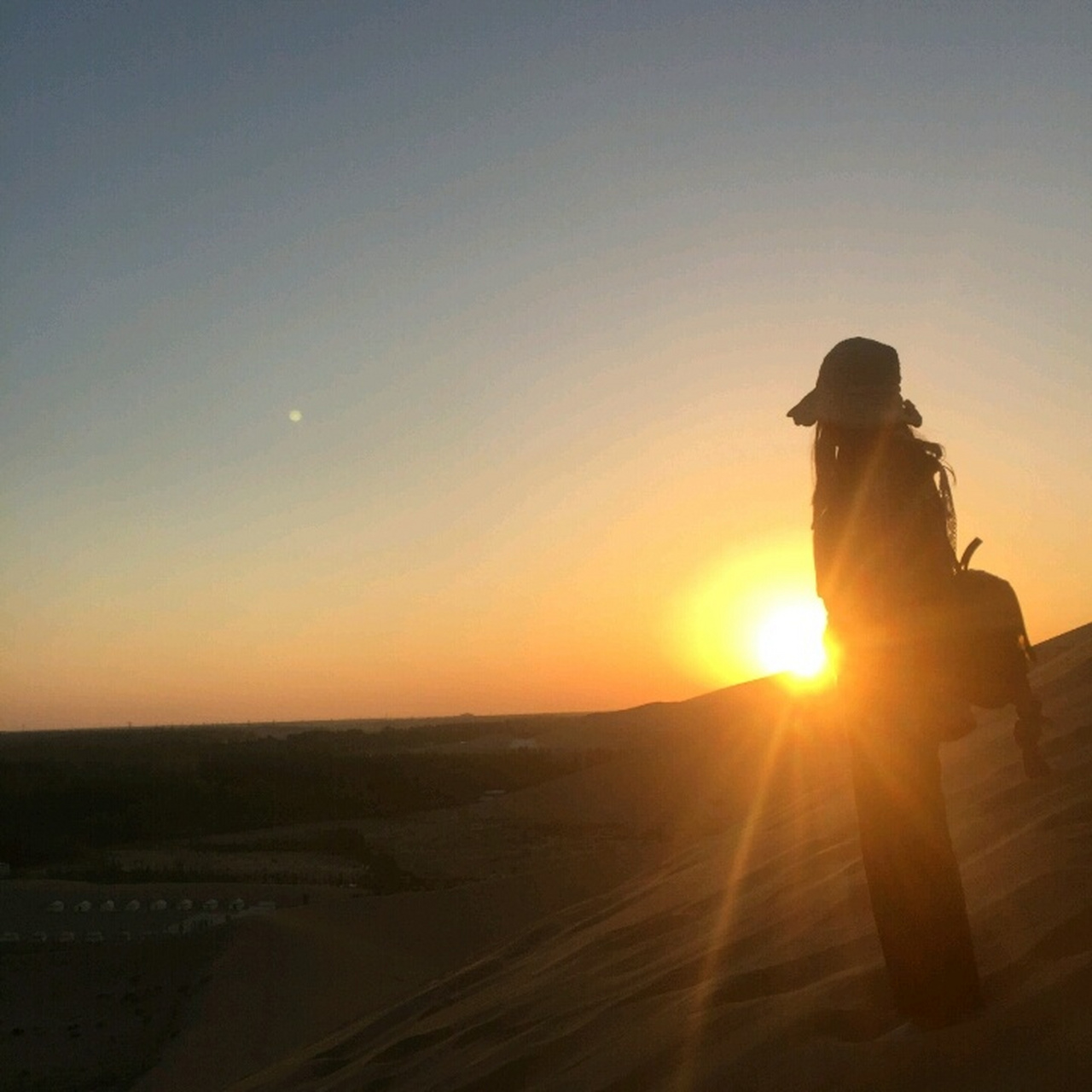 无边荒漠,绵延沙丘,大漠落日圆,尽显苍凉 不过这个滑沙,确实是好玩