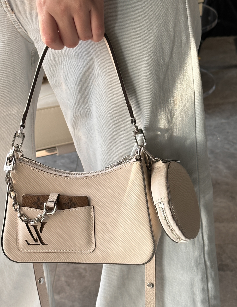 中午和同事吃饭去太古里 本来是奔着celine凯旋门去的 走进lv逛一圈一