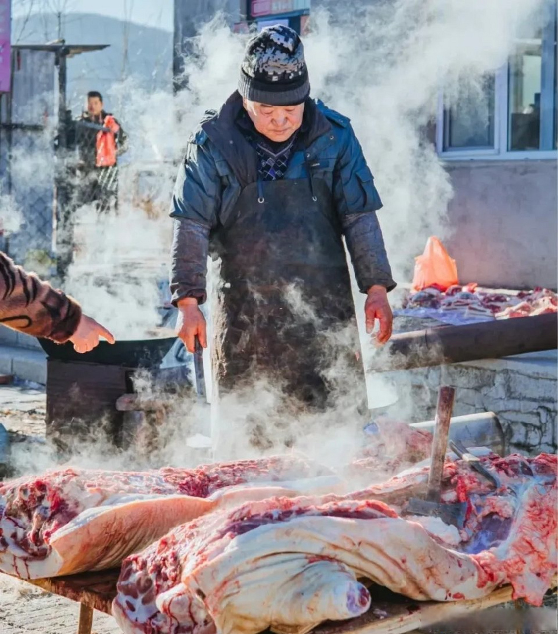 过年杀猪是否违法,听听专家怎么说?  "杀猪被罚款10万元?