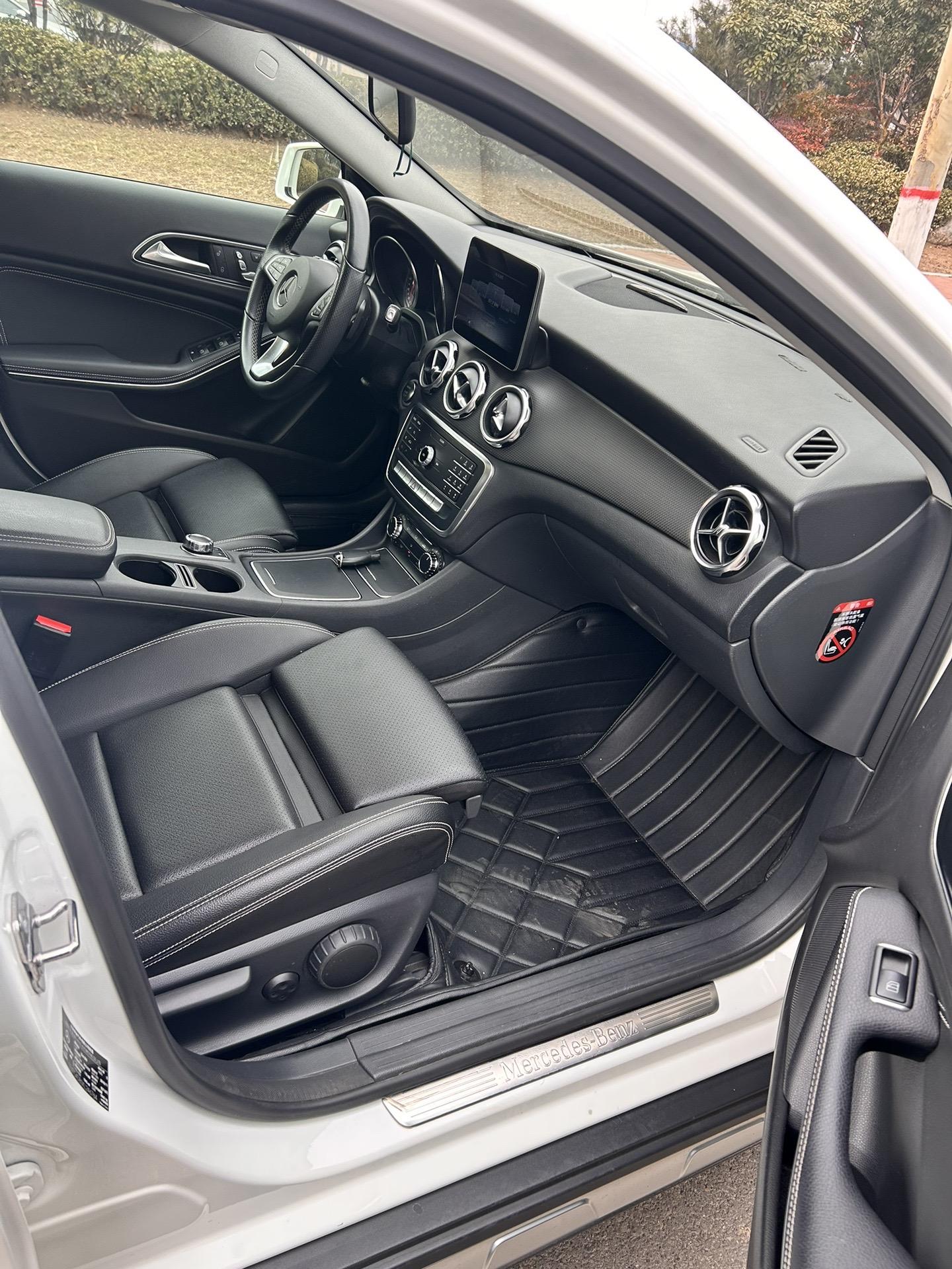 新到本地一手19年奔驰gla200,安全行驶3万公里,1