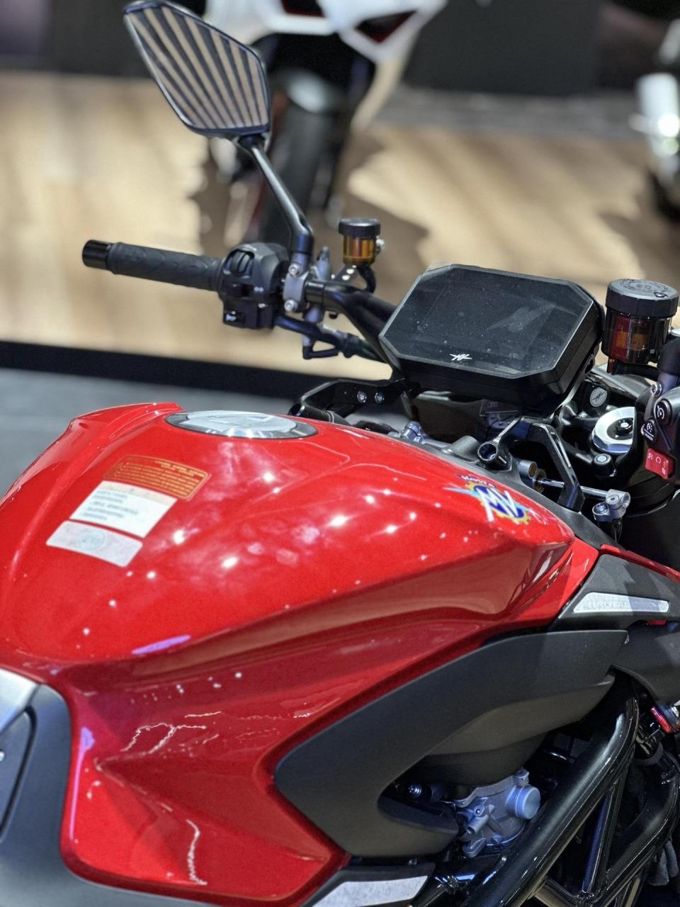 23款新款暴徒 brutale1000rs  相较于老款进行了多项改良, 改良手把