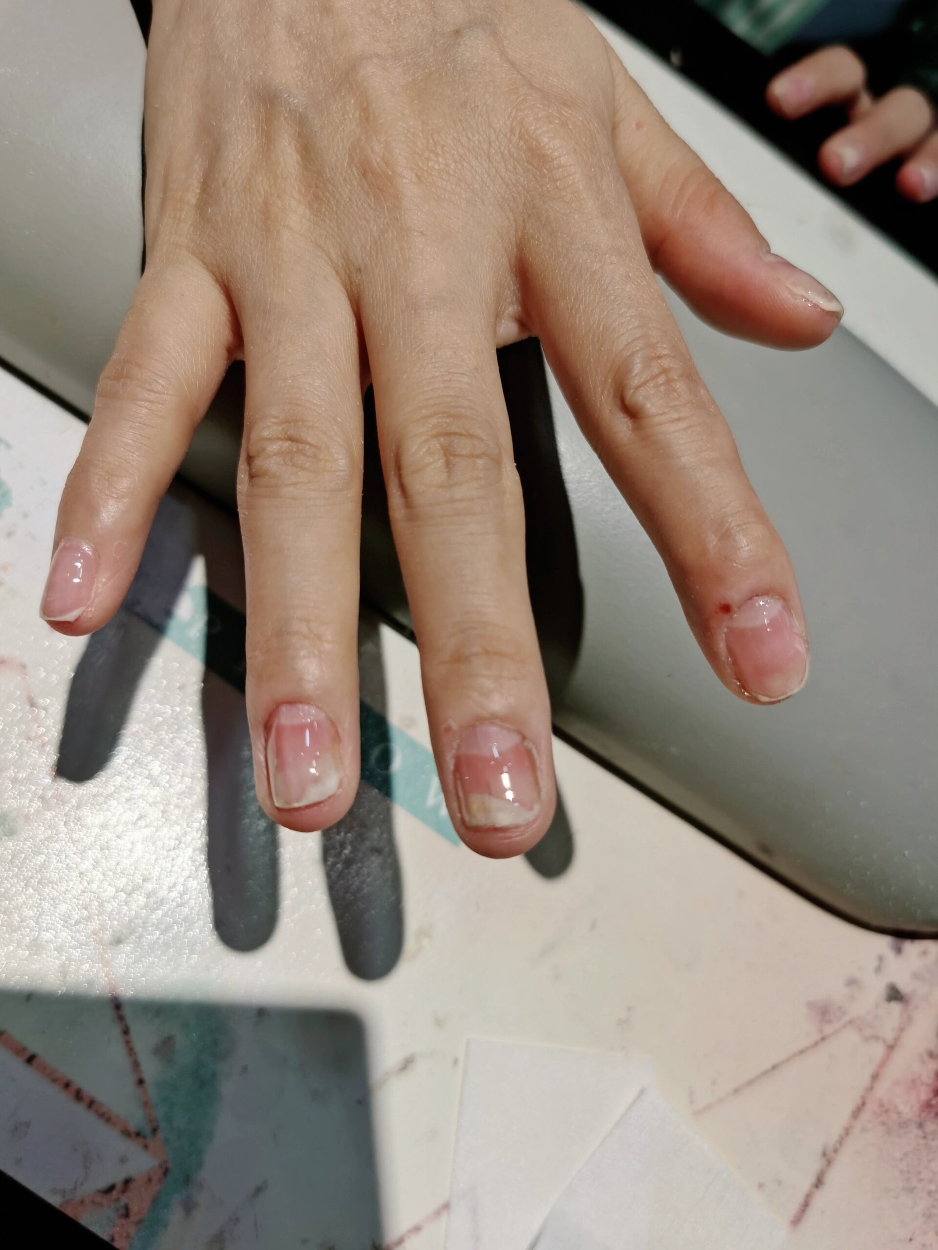 指甲空了怎么回事 今天做了个指甲,小姐姐说自己也不知道怎么回事