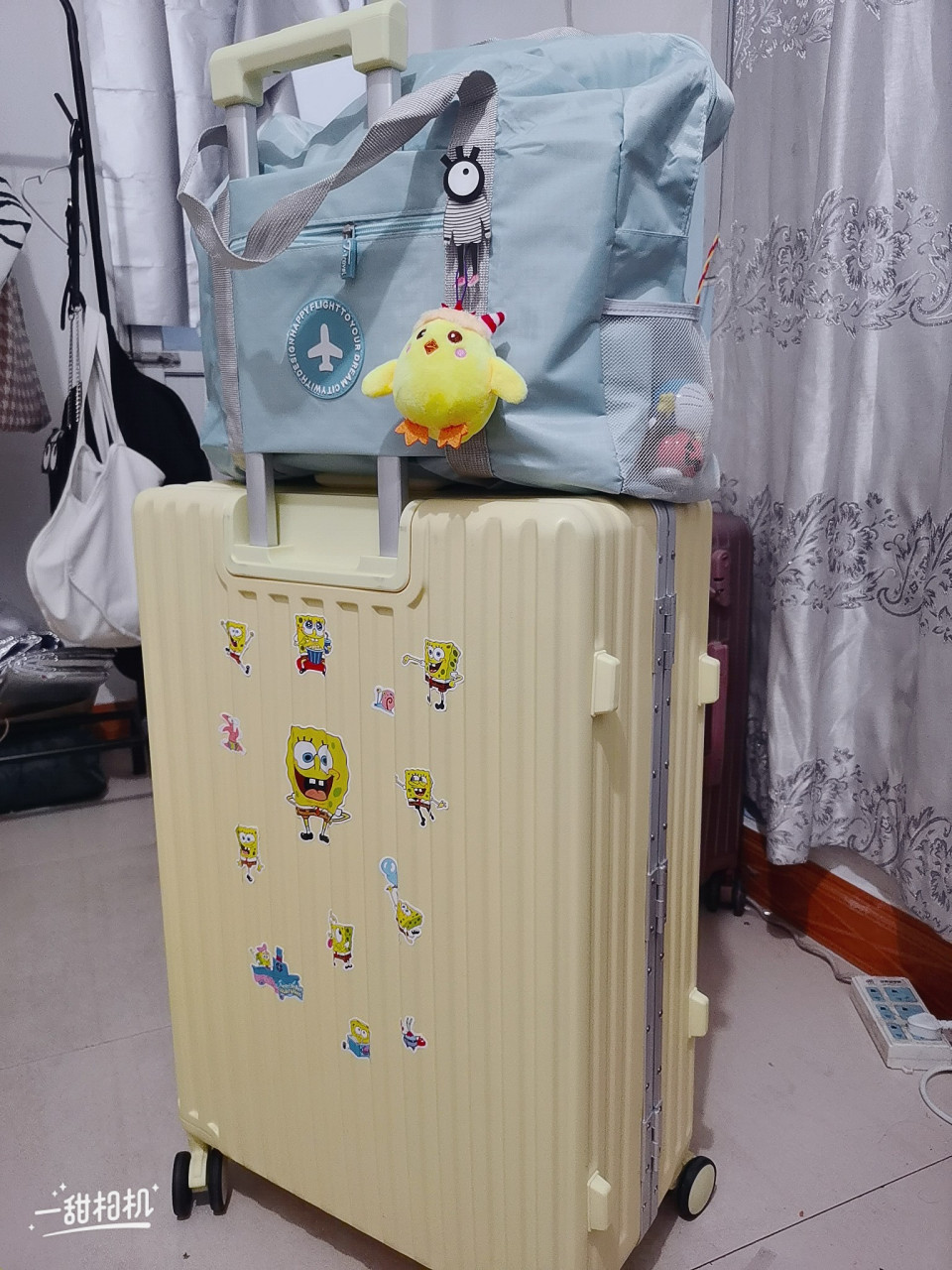 26寸箱子坐动车,腿前可以放下吗?