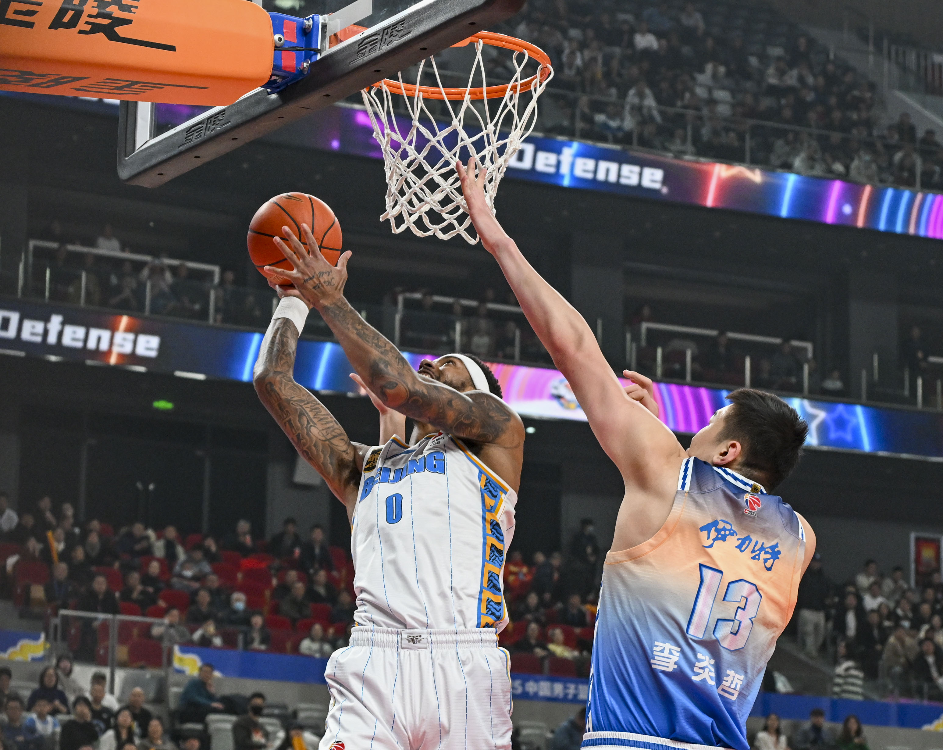 精英篮球赛中球员们的默契配合引人关注