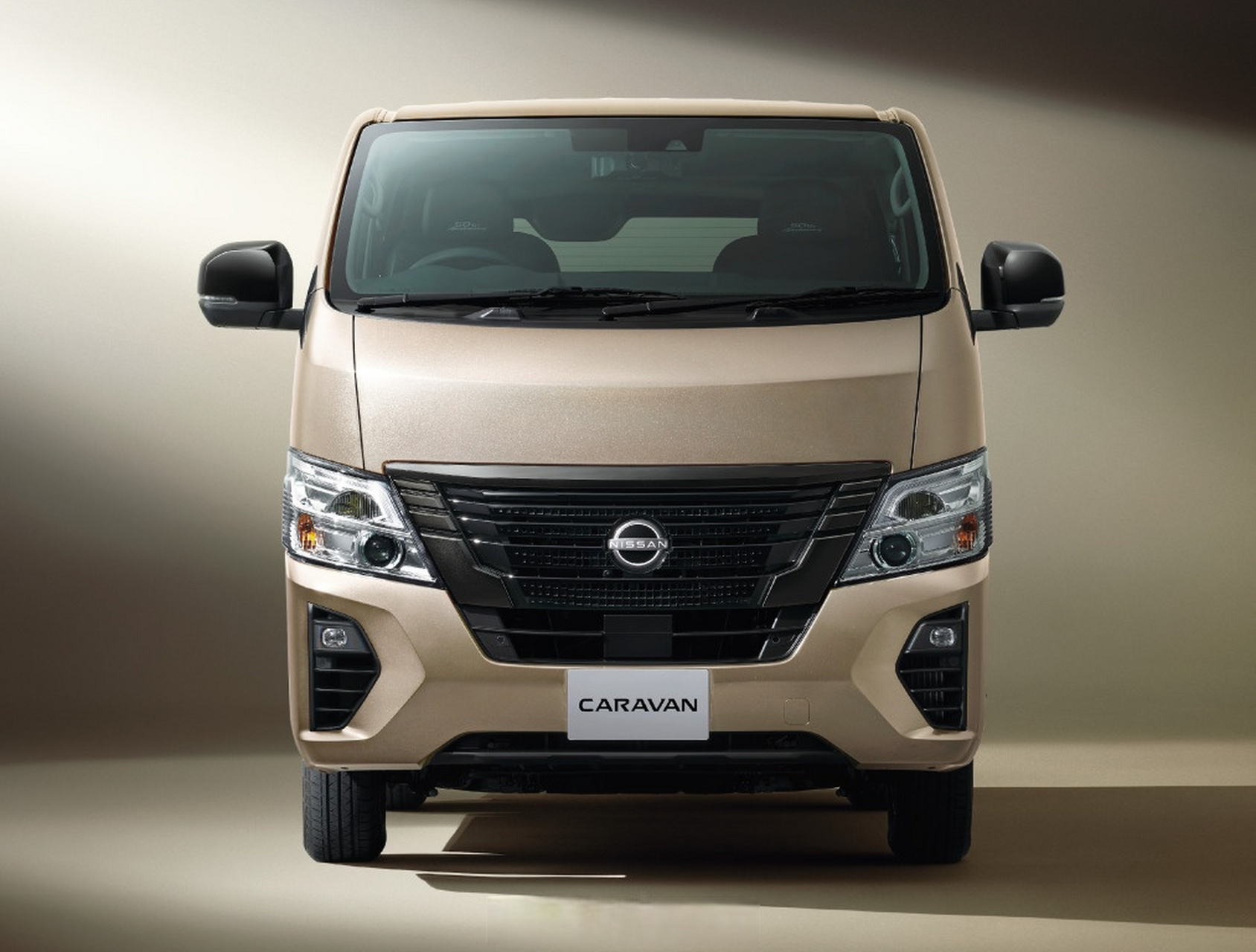 日产e26佳奔50周年纪念款(1973-2023),细节黑化处理,反正比镀铬大龅牙