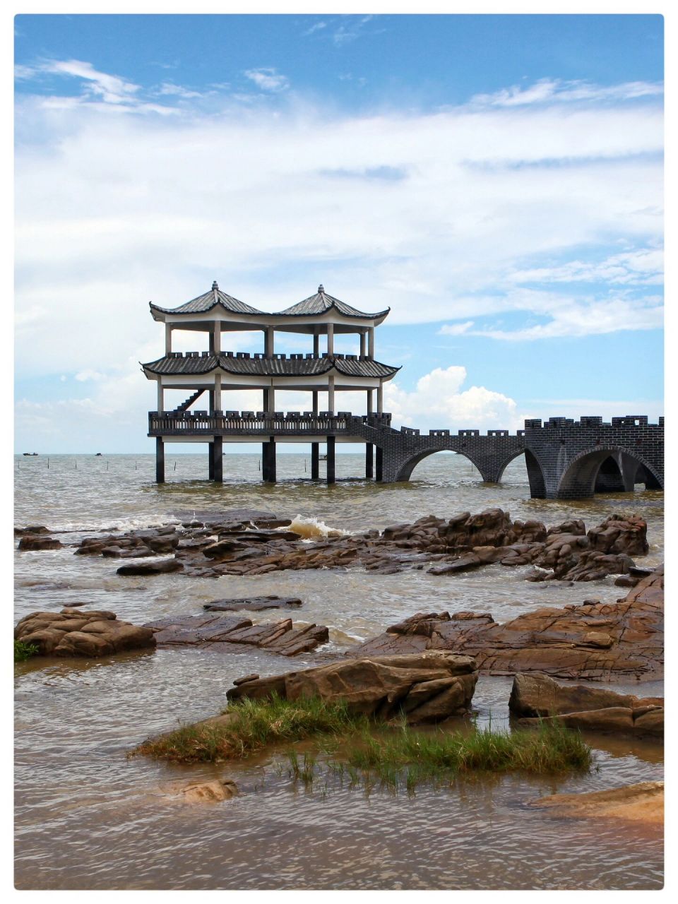 日落日出时分的簕山古渔村,夕阳,滩涂的线条,色彩,海面上驶过的渔船