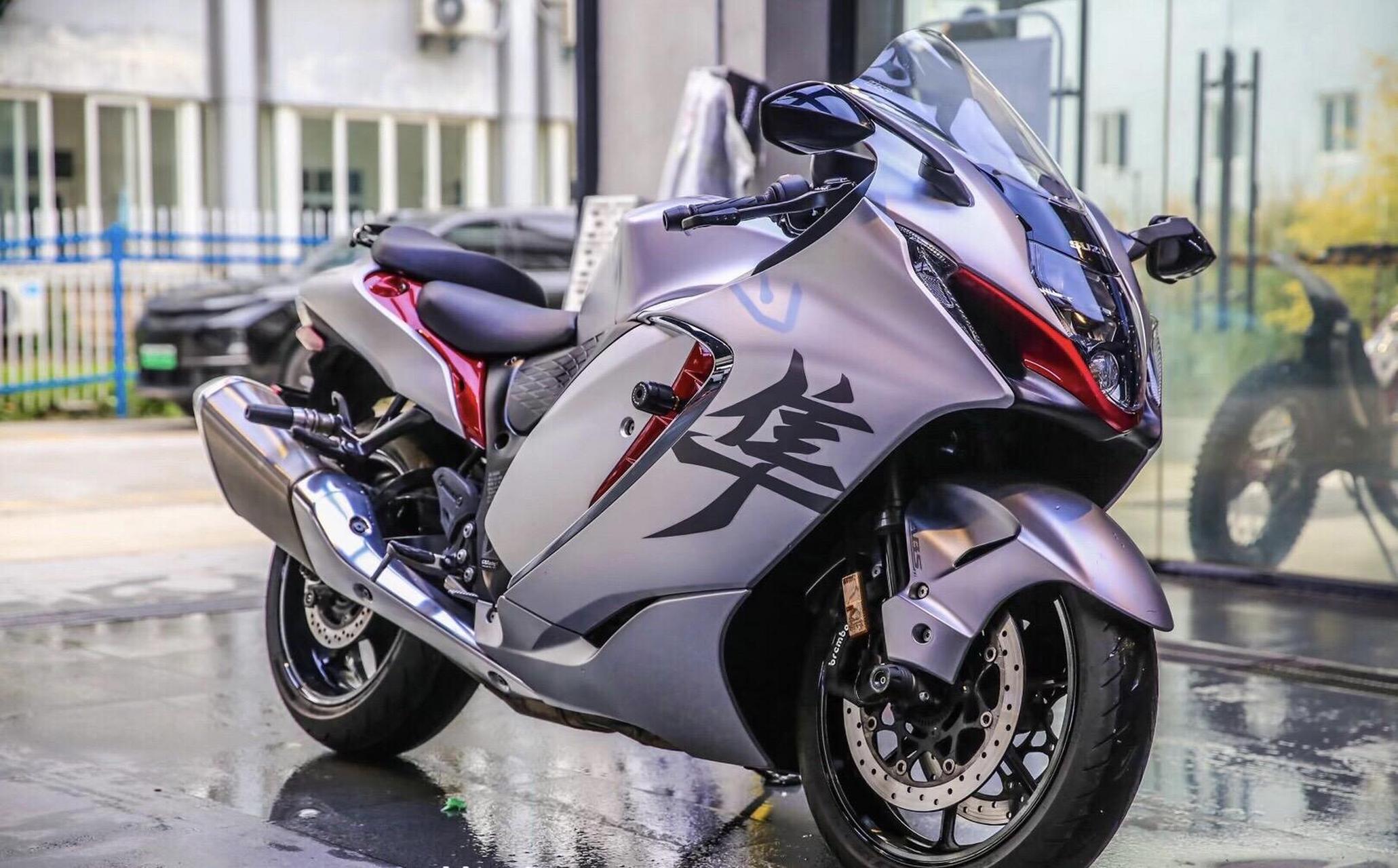 而铃木隼gsx1300r,更是其中的翘楚,它的每一次出场,都能引起车迷们的