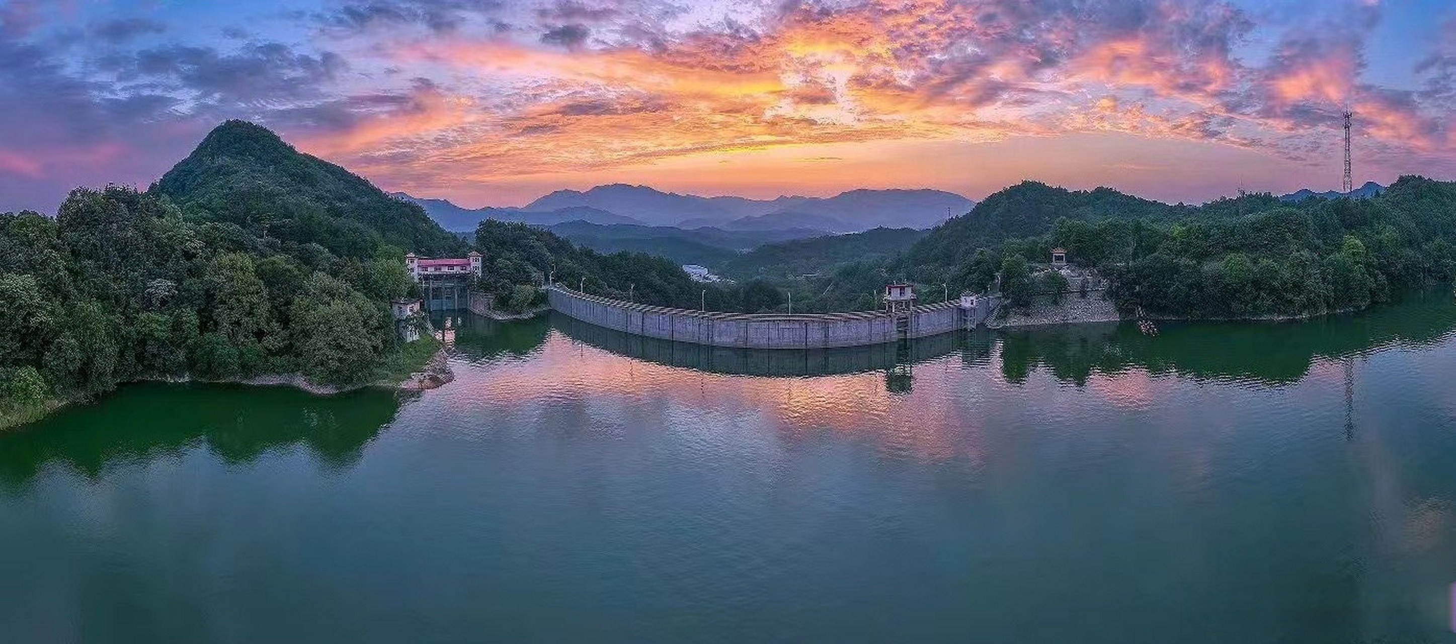 美在信阳# 图说|新县:盛夏香山湖,精美如诗画.(新县融媒体中心)