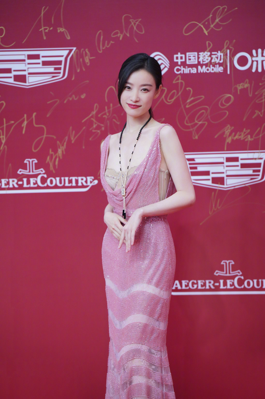 倪妮礼服 @倪妮@倪妮 身穿gucci粉色定制礼裙亮相25届上海国际电影节