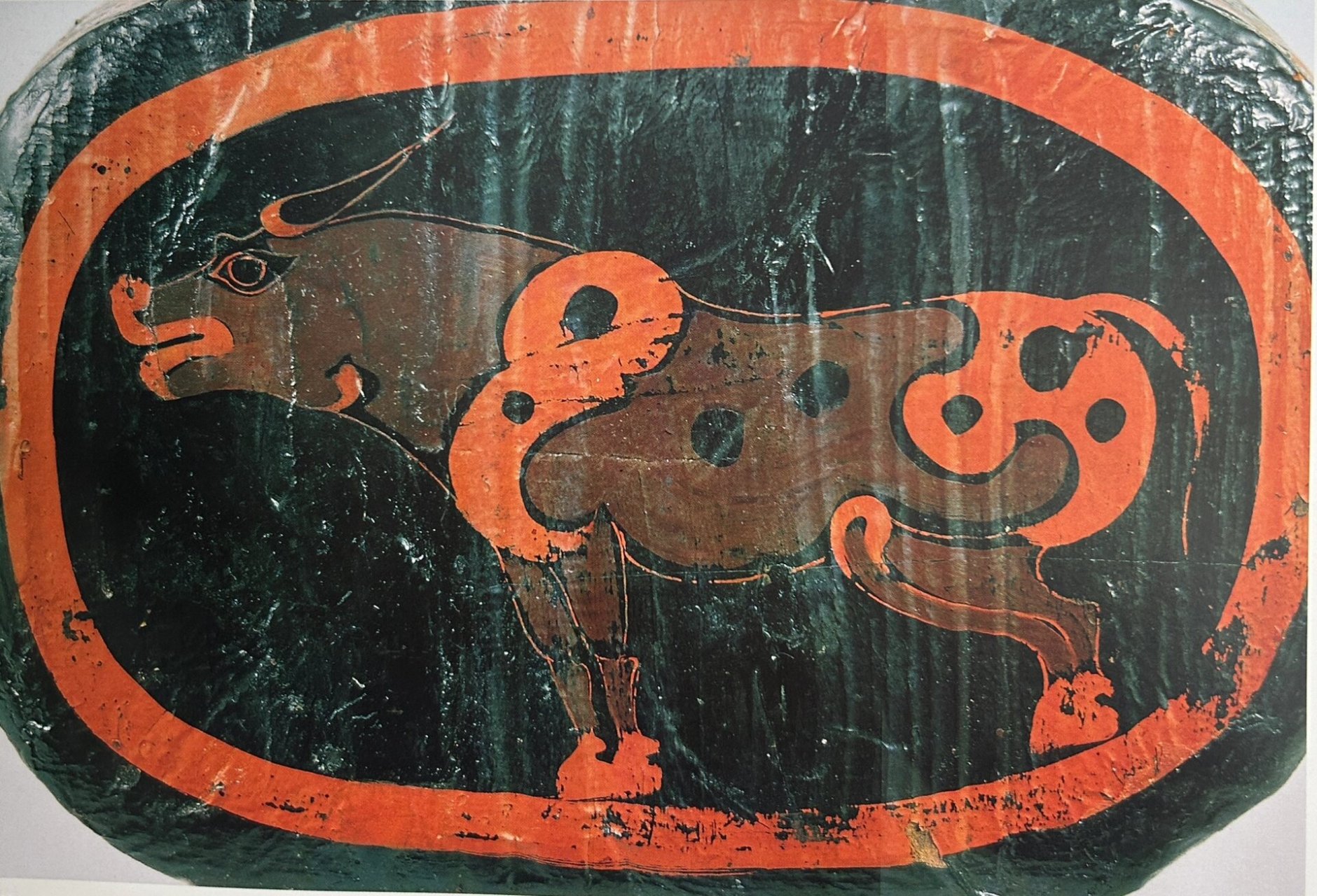 中国古代漆器—秦 此图为《彩绘牛马纹扁壶》 出土于湖北省云梦睡虎地