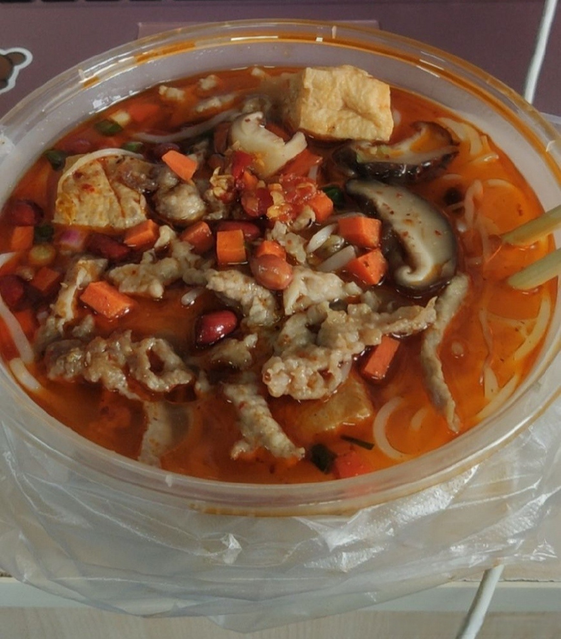 今天小西吃的是五餐千里香馄饨档口的炝肉米粉噢,记得加辣椒