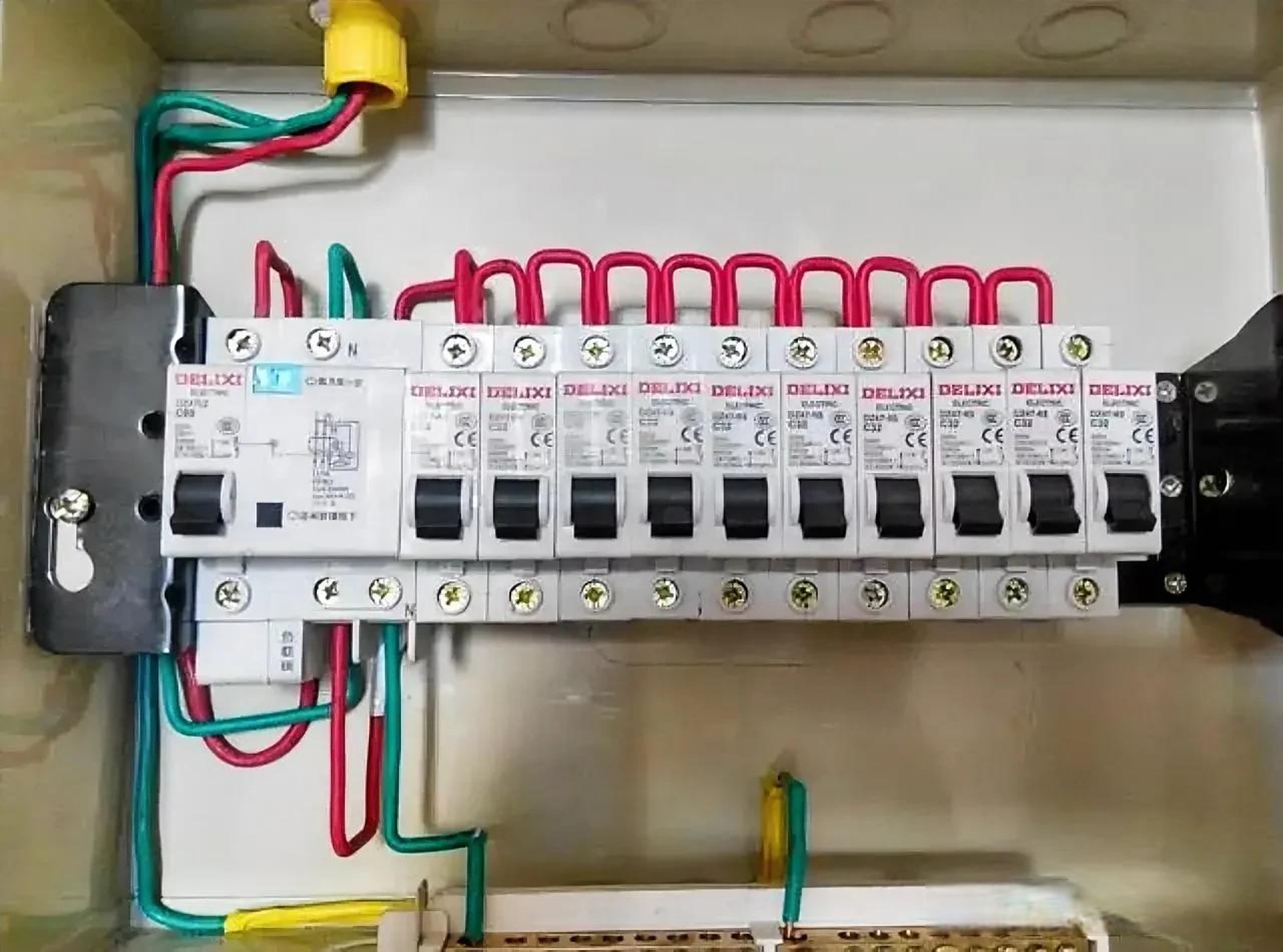 现在经过正规设计家居配电箱内,一般都配有过欠压保护器,剩余电流动作