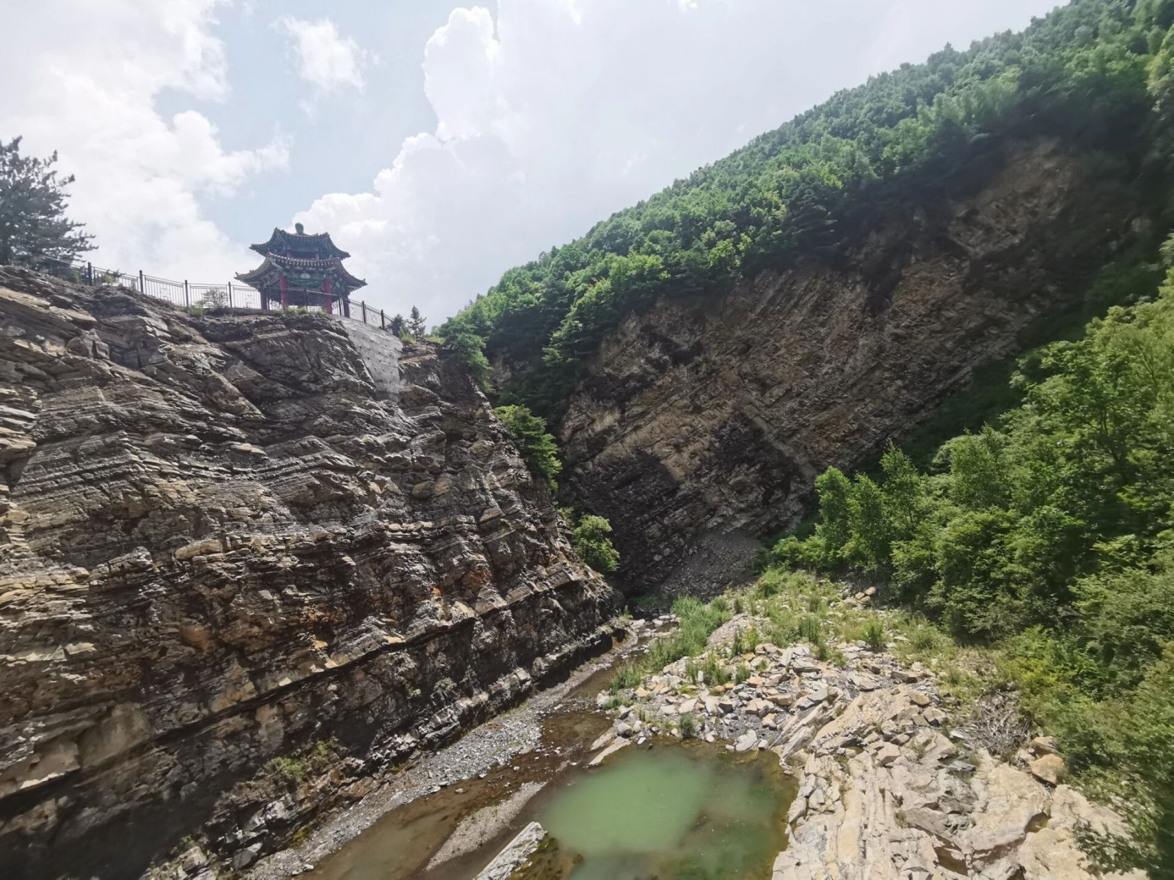 老龙潭俗称"泾河脑",又称黄土高原上的"天然水塔",位于宁夏回族自治区