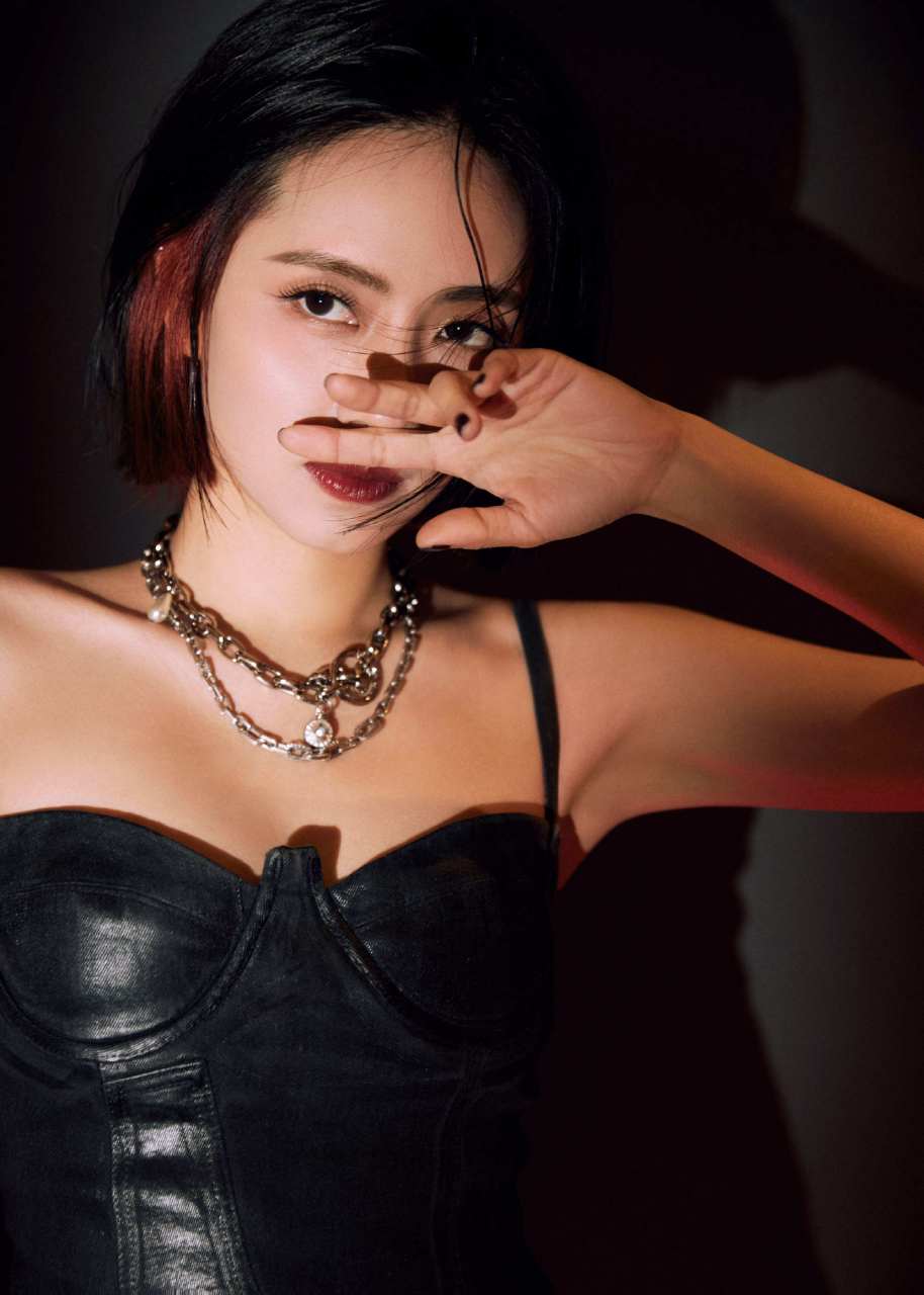 刘惜君浓颜妆造气质迷人