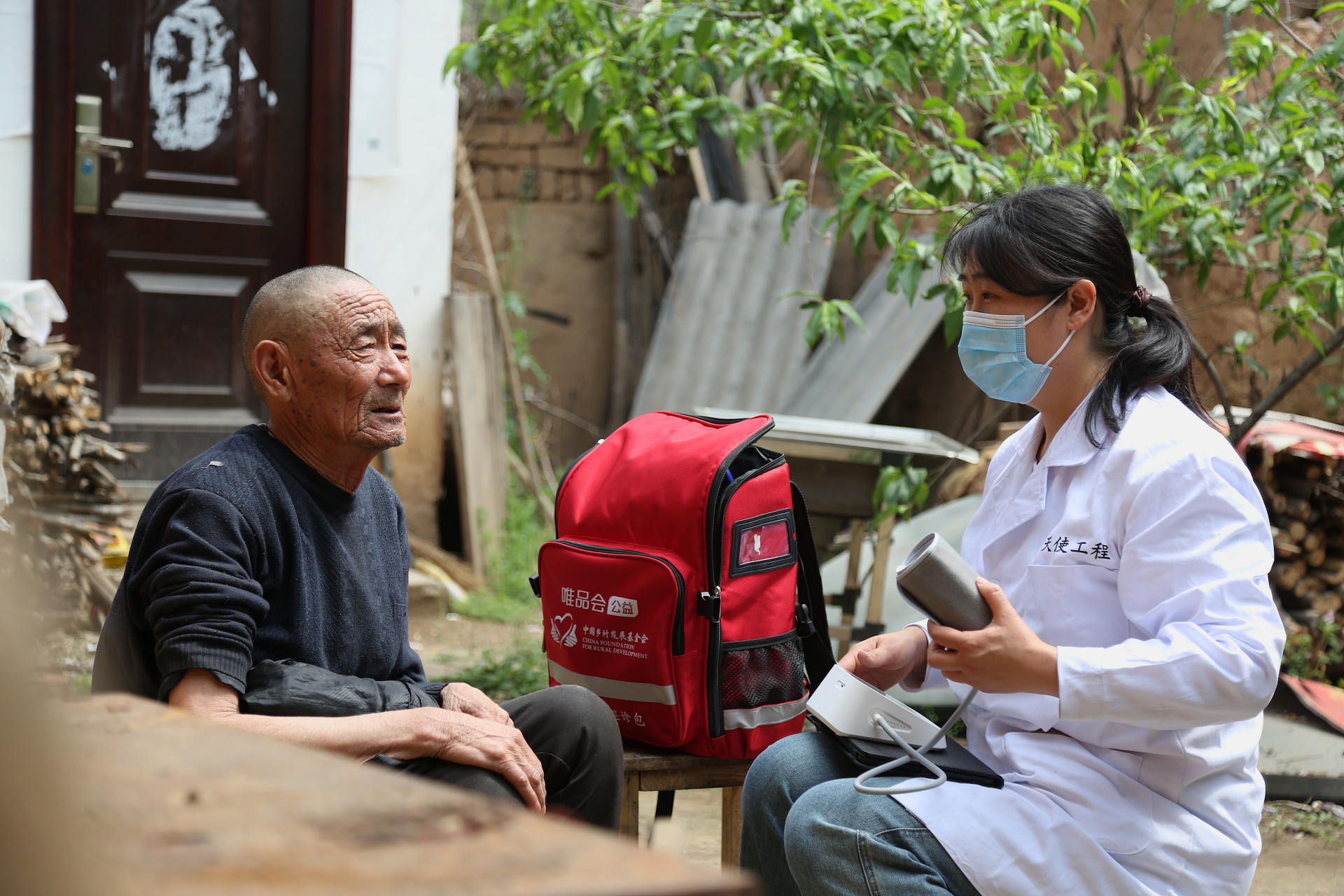 乡村医生每天奔走在乡野山村,守护乡村居民的健康.
