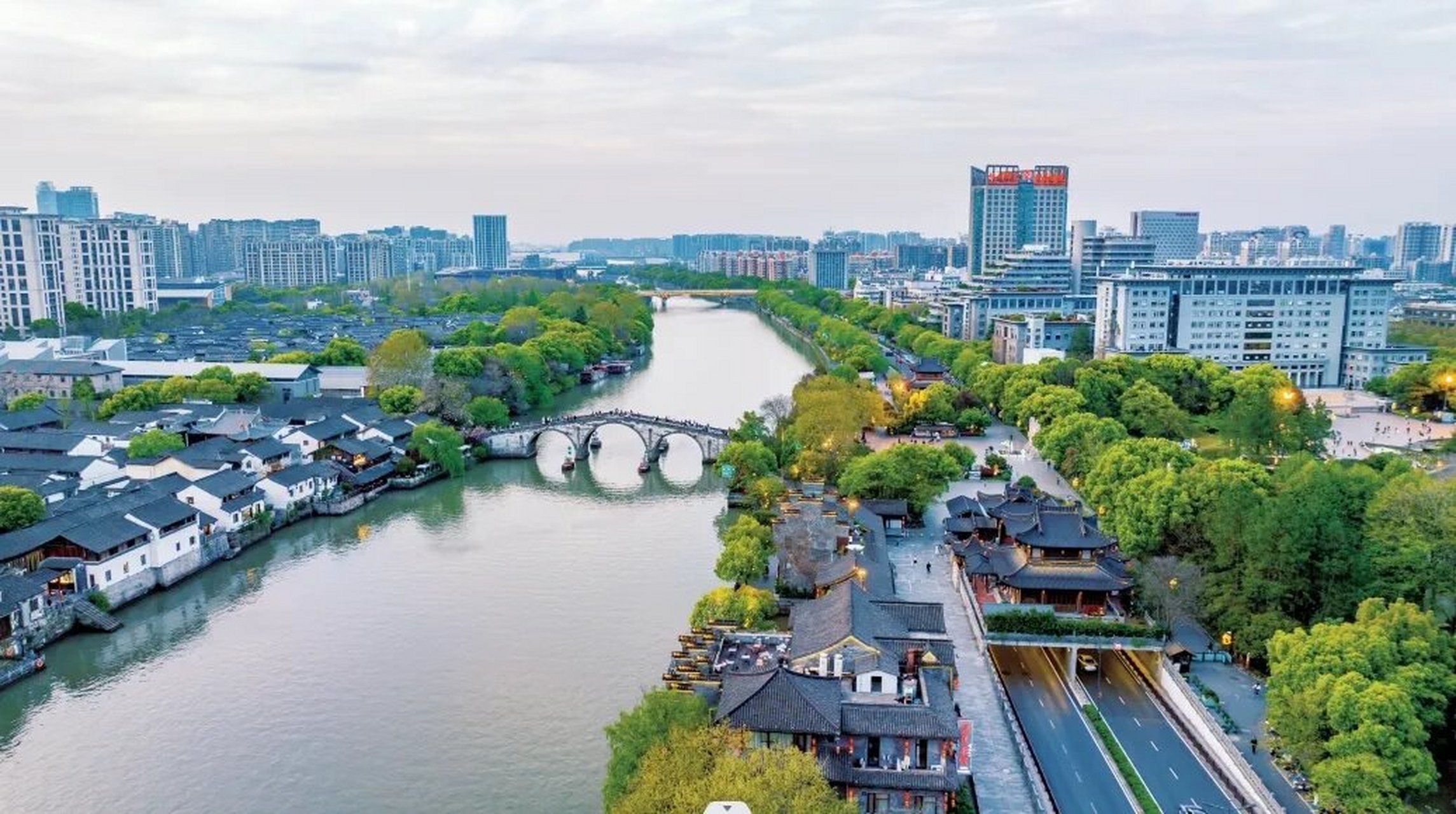 拱宸桥东西横跨大运河,是京杭大运河到杭州的终点标志