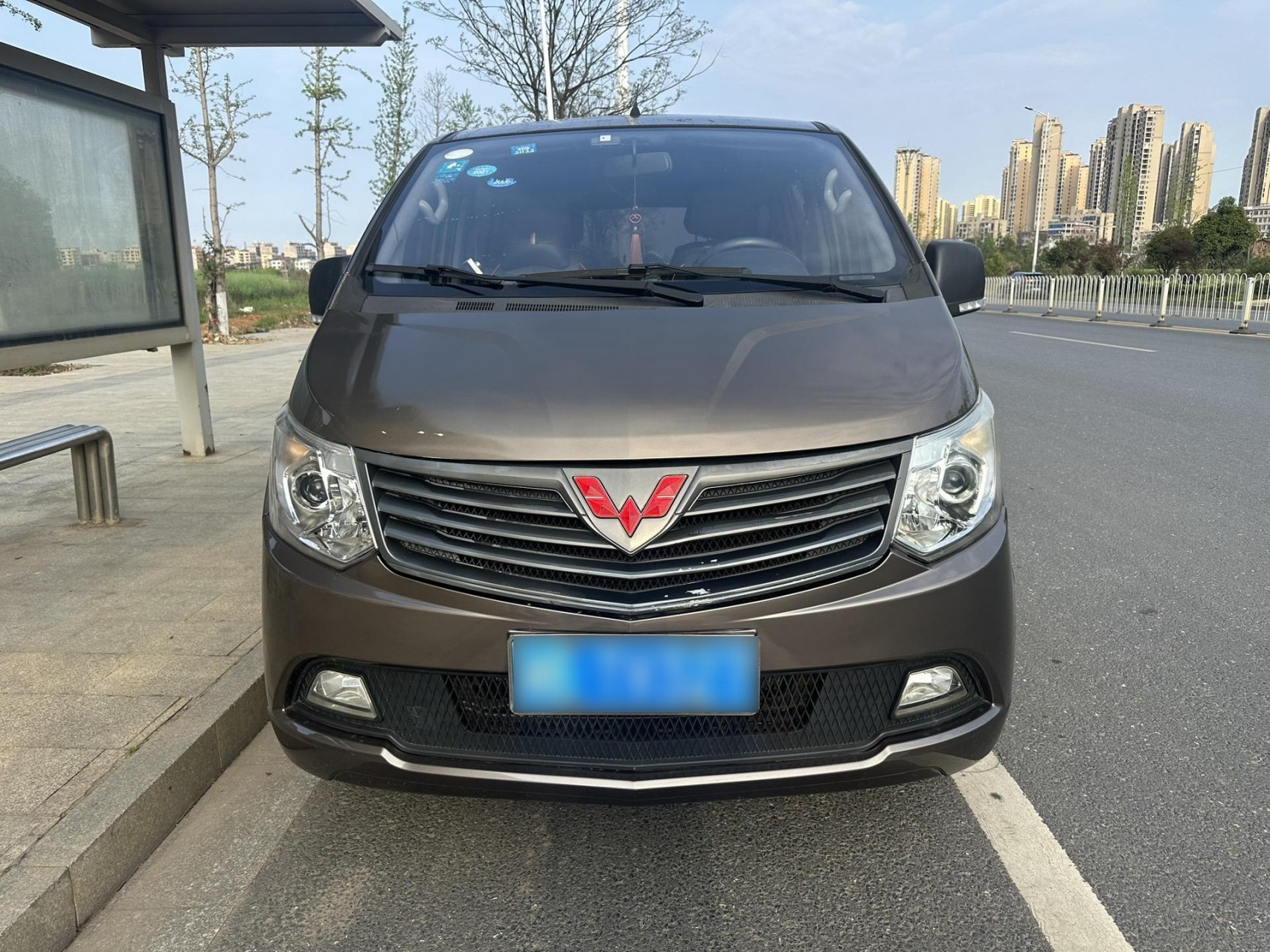 五菱征程 16年上牌 7座加长 才跑了5万多公里 里里外外嘎嘎新 门板膜