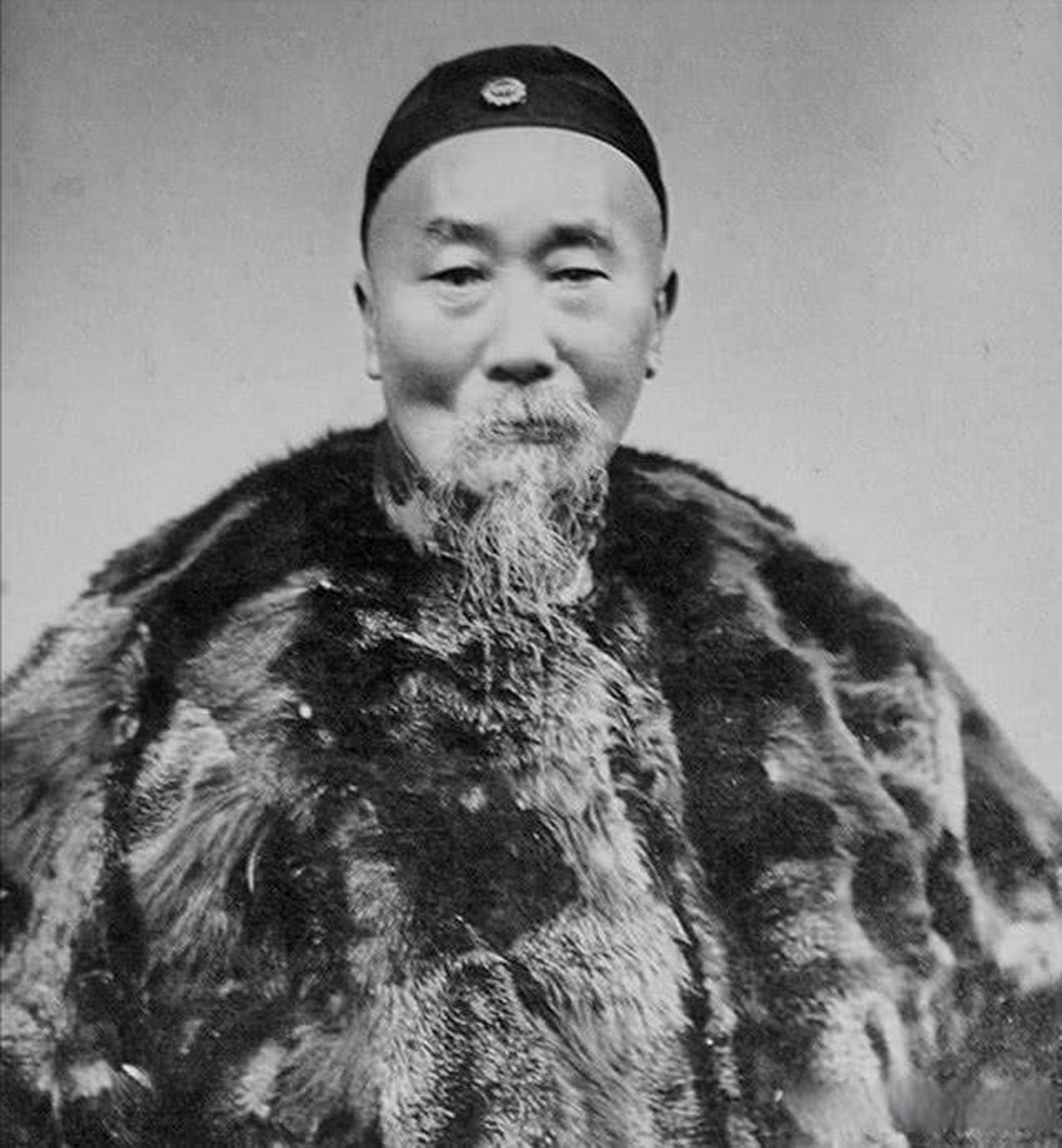 清朝首富胡雪岩在被慈禧抄家前,他早就预感到胡家不保,深夜,12个小妾