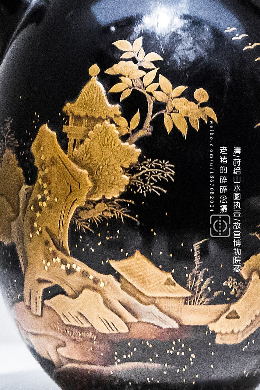 莳绘山水图执壶  通体采用黑漆描金技法绘制花纹,腹部的主体纹饰为