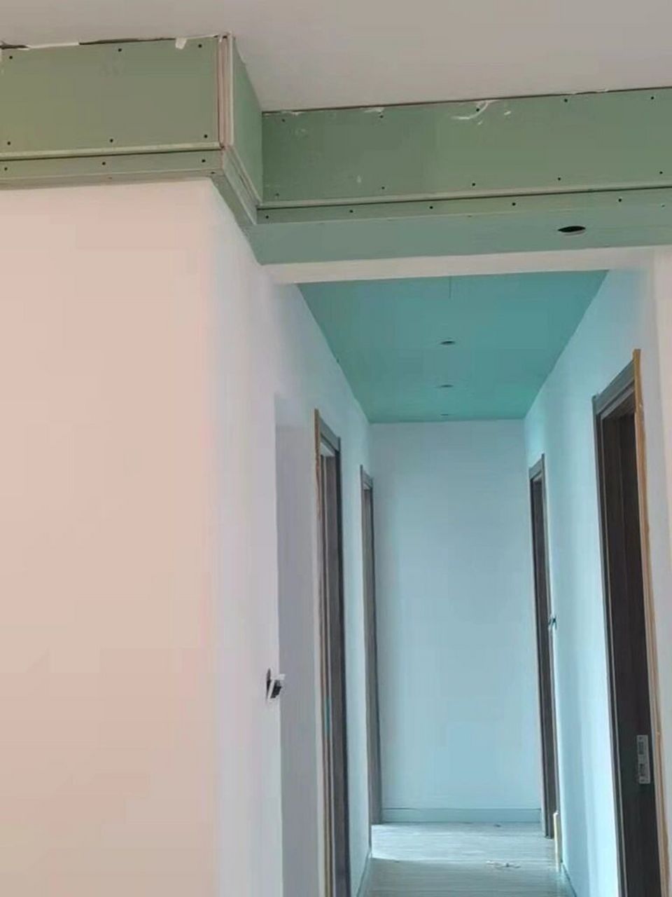 拐角处吊顶做法,左边是餐厅右边客厅,餐厅有个凸出来的角,找了两个