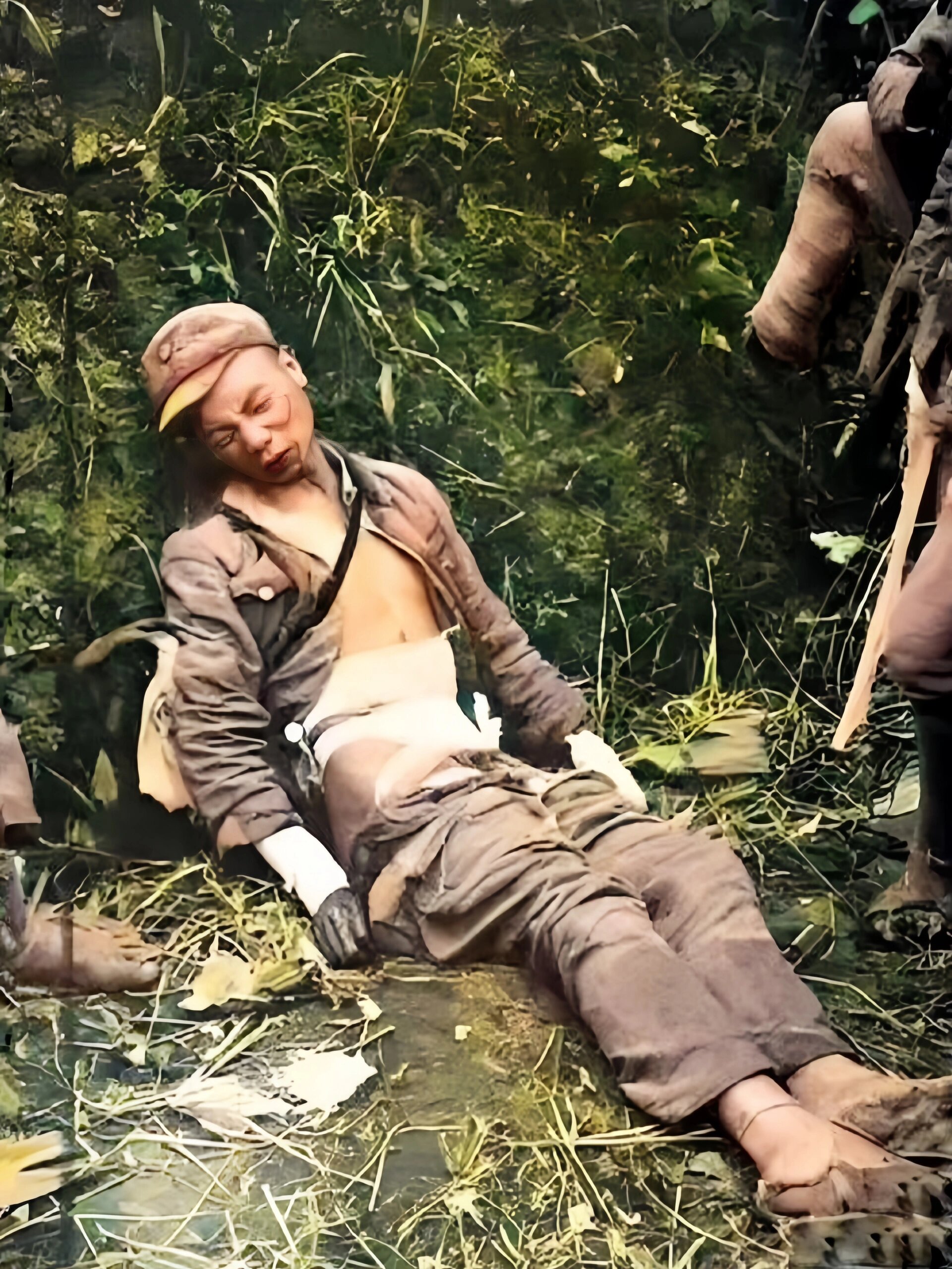一名士兵受伤的照片,铭记历史致敬英雄