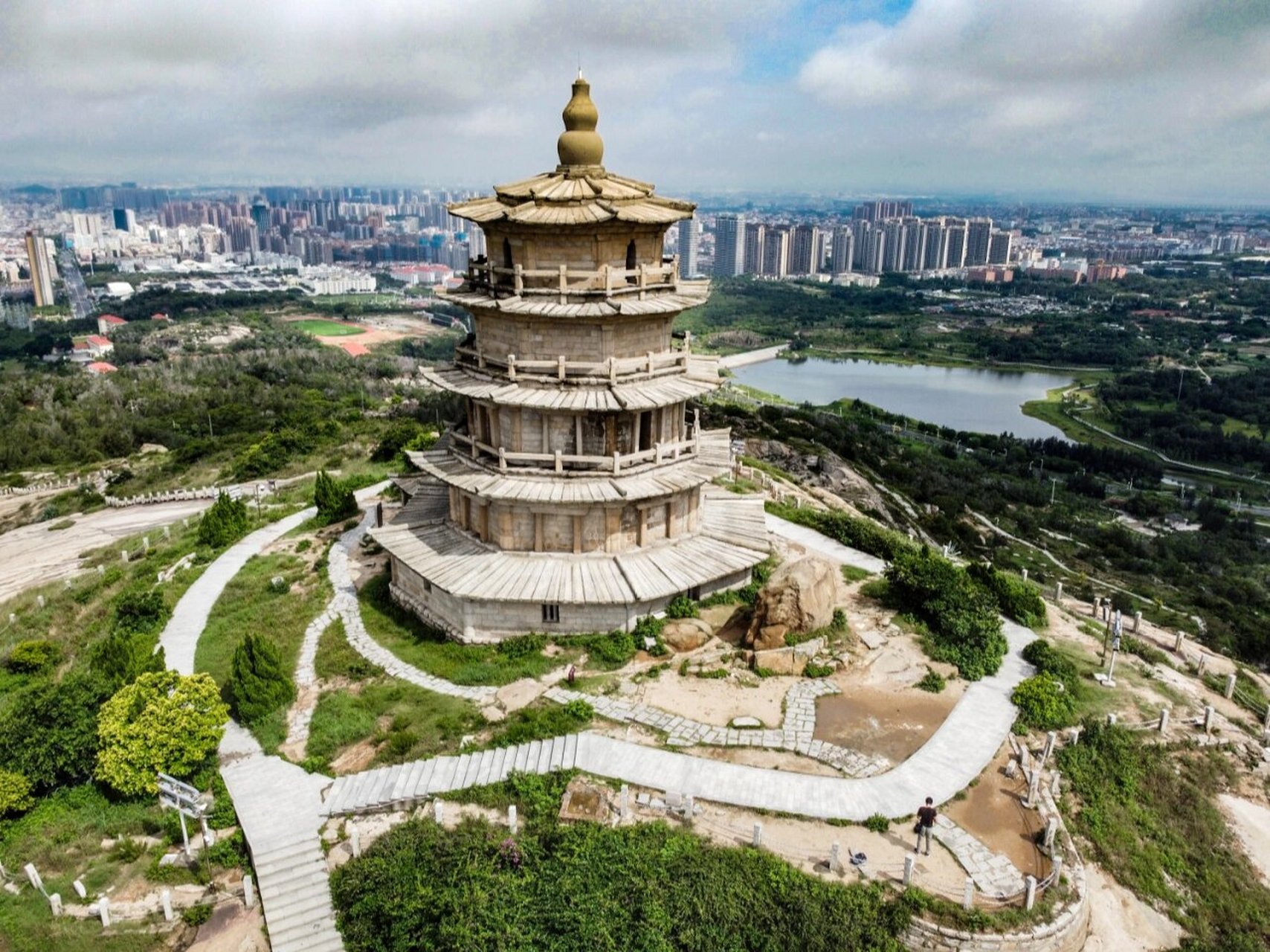 沿着海丝古路,从海到陆,在石狮市登临800年的航标古塔,姑嫂塔(又叫
