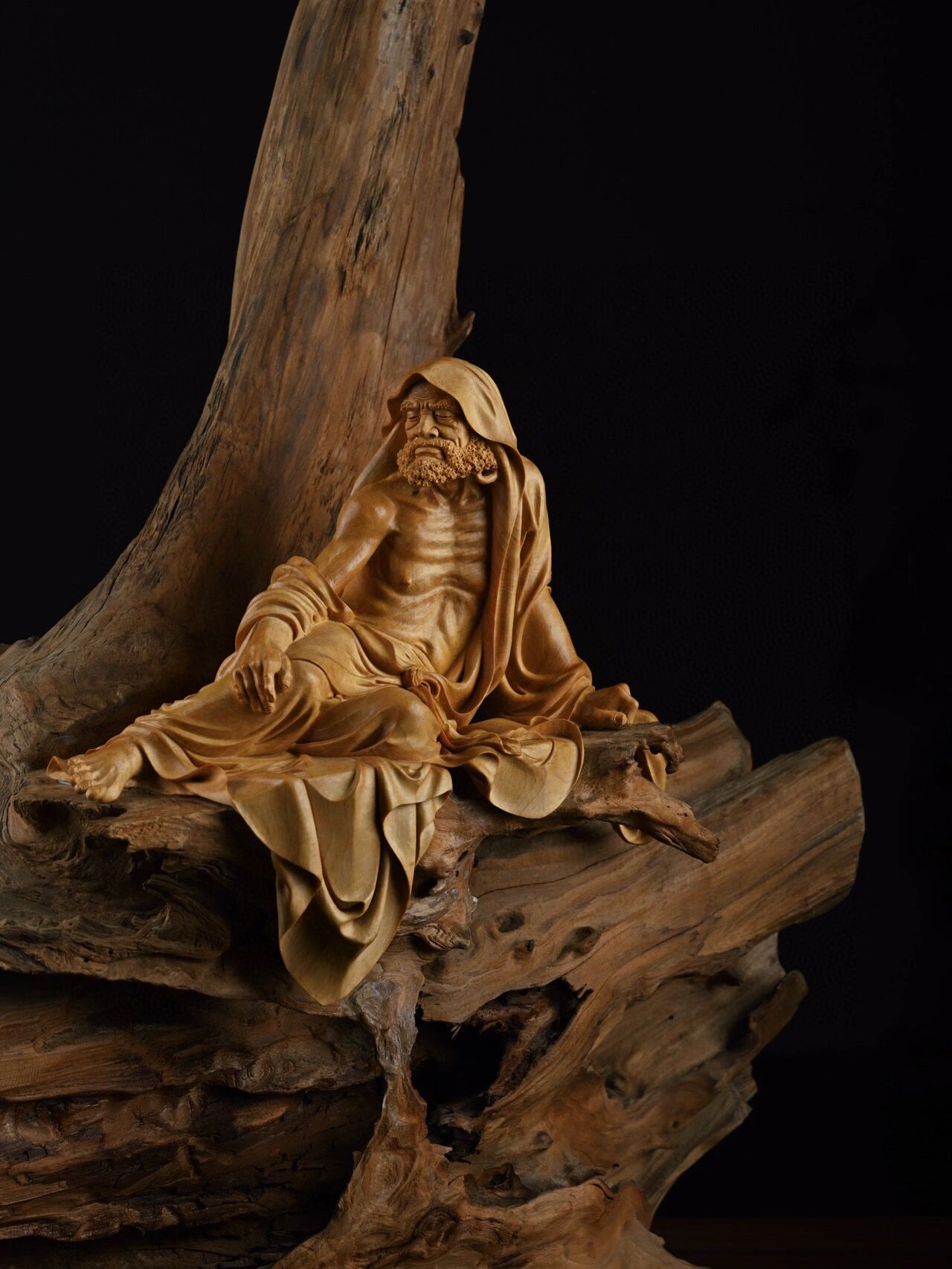 黄杨木x风化木"达摩" 古木天成,形态灵动,运刀洗练灵动,雕刻达摩洒脱