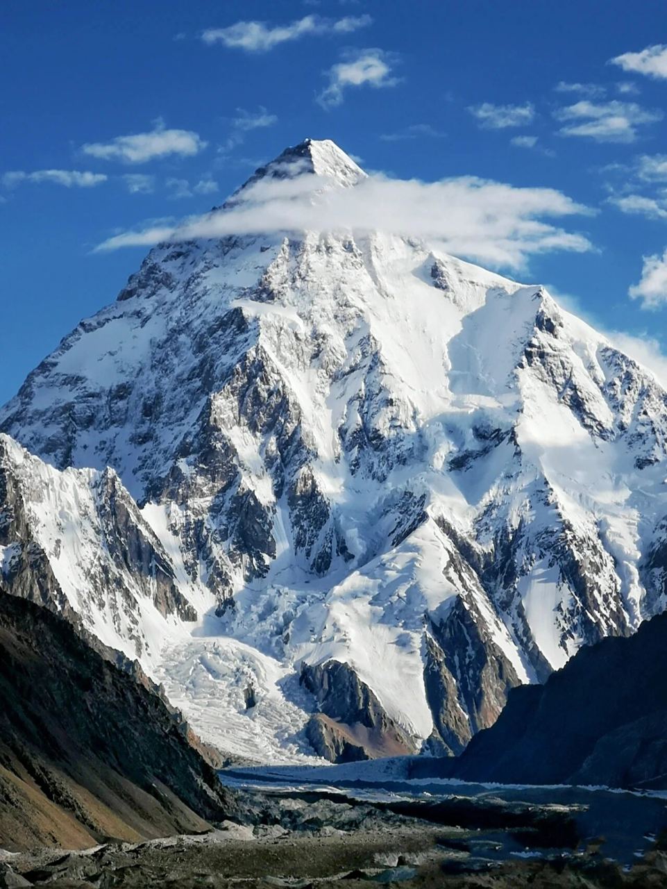 乔戈里峰海拔8611米 ,喀喇昆仑山脉主峰,位于新疆喀什叶城县.