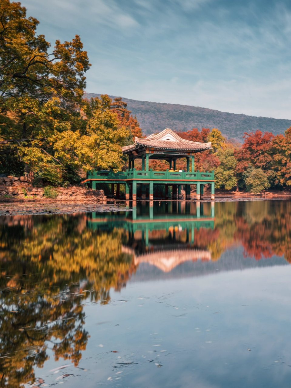 流徽榭位于南京紫金山钟山风景名胜区内,在中山陵至灵谷寺公路的谋哌