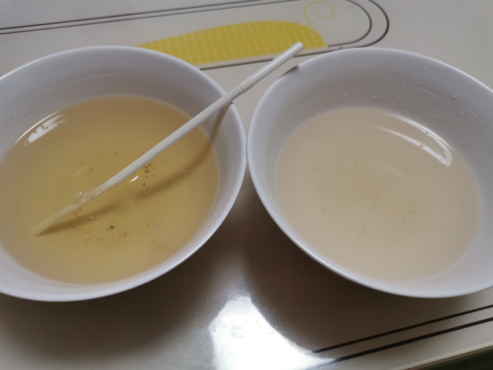 椰汁发黄是坏了吗 椰汁发黄,一深一浅,这是两个都坏了吗?