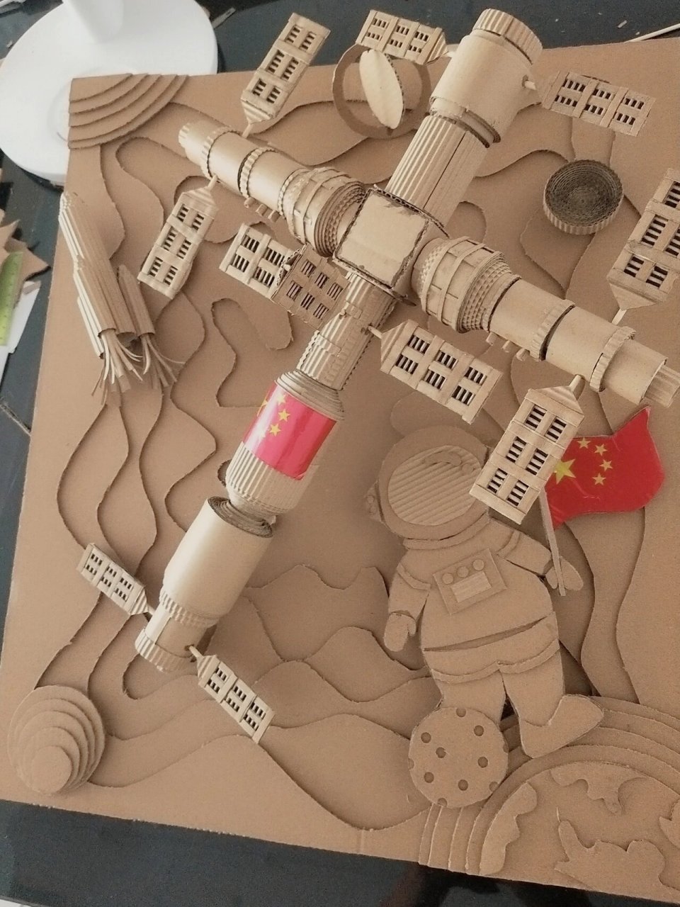 纸板空间站手工作品 发一个库存,假期陪大宝做的空间站!