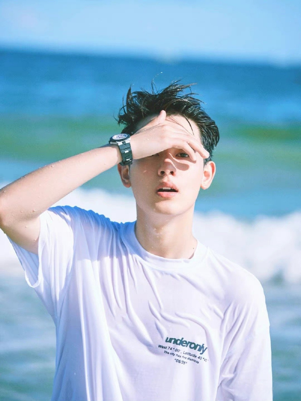 胡先煦晒三宫格毕业照#胡先煦庆祝毕业微博晒出三宫格毕业照,小胡真